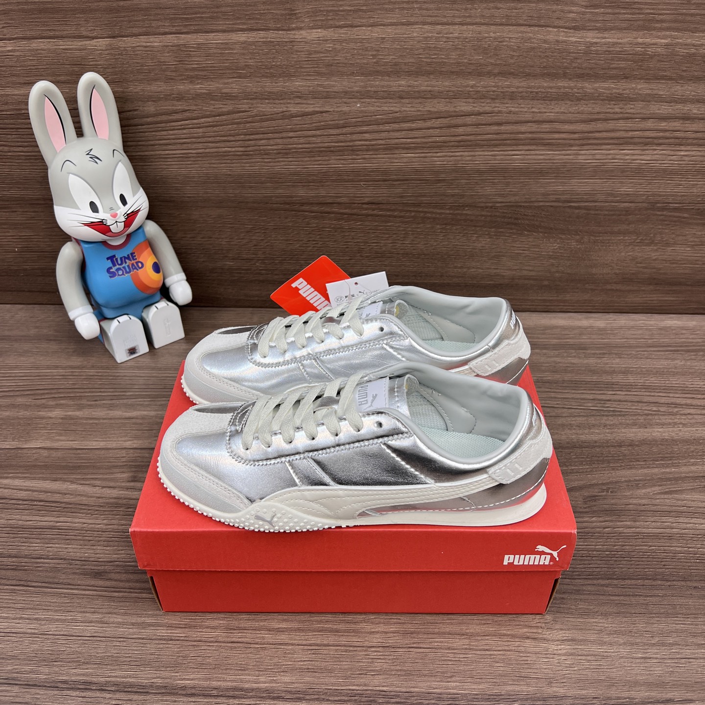 NO:241930,Top version PUMA Bella UT Fashionable, versatile and comfortable thin-soled shoes, non-slip and wear-resistant, low-top, casual shoes for men and women, silver-white. Item number: 402186-06 Packaging: Full set of Dewu accessories reinforced aircraft box packaging!  Size: 36-45 (positive size), casual shoes/sports shoes, sneakers19860909顶级版本PUMA Bella UT 时尚百搭舒适薄底鞋 防滑耐磨 低帮 生活休闲鞋男女同款银白色. 货号: 402186-06 包装:全套得物配件加固飞机盒包装！ 码数:36-45码(正码),休闲鞋/运动鞋,sneakers,Women's Shoes