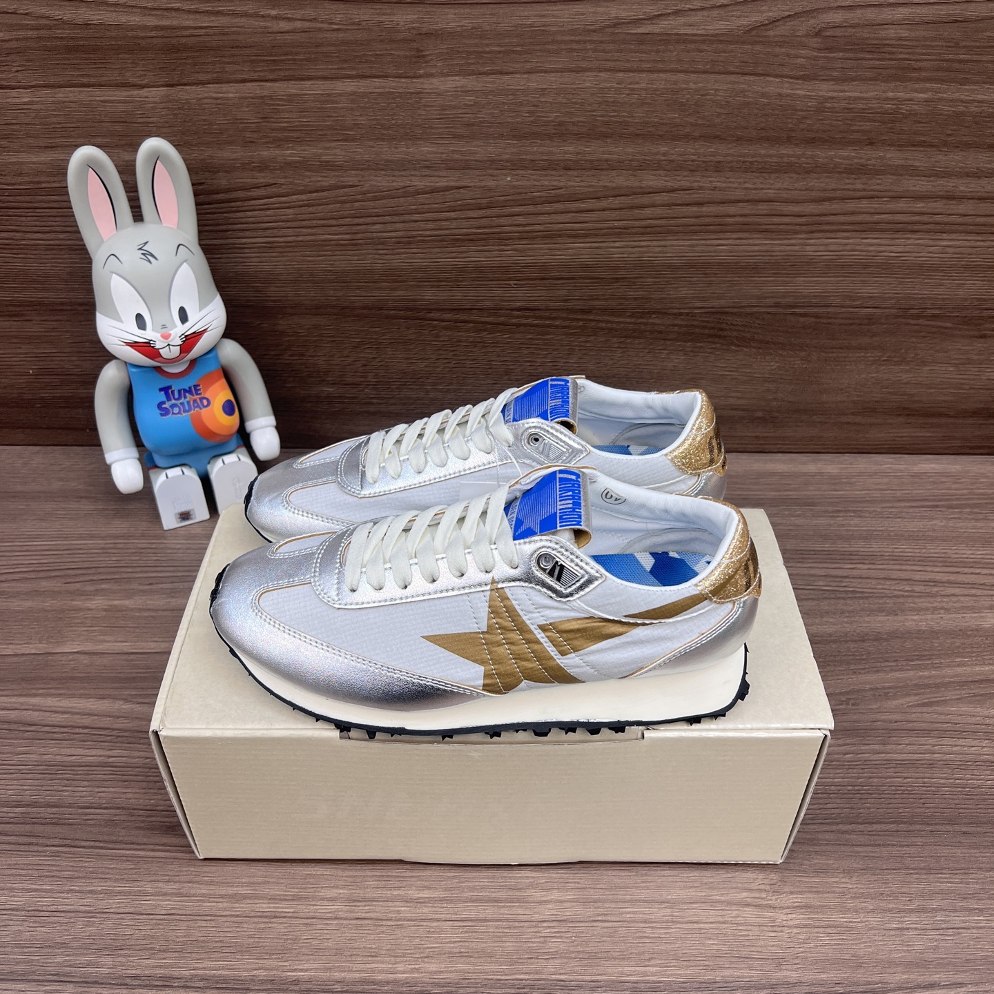 NO:248249,Top version Golden Goose Comfortable sports low-top casual shoes Couple style silver. Item number: GWF00683.F005490.70138 Packaging: Full set of Dewu accessories reinforced aircraft box packaging!  Size: 36-46 sizes!, casual shoes/sports shoes, sneakers19860909顶级版本Golden Goose 舒适运动 低帮 生活休闲鞋 情侣款银色. 货号: GWF00683.F005490.70138 包装:全套得物配件加固飞机盒包装！ 码数:36-46码!,休闲鞋/运动鞋,sneakers,Women's Shoes