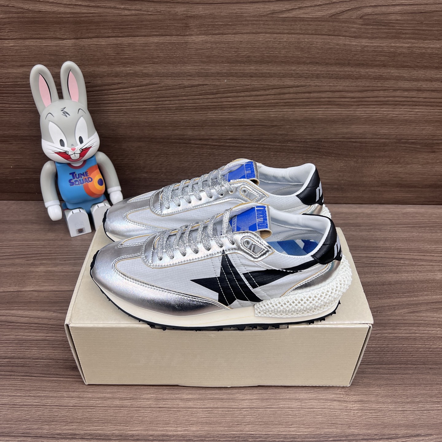 NO:248254,Top version Golden Goose Comfortable sports low-top casual shoes Couple style silver. Item number: GWF00684.F005667.60246 Packaging: Full set of Dewu accessories reinforced aircraft box packaging!  Size: 36-46 sizes!, casual shoes/sports shoes, sneakers19860909顶级版本Golden Goose 舒适运动 低帮 生活休闲鞋 情侣款银色. 货号: GWF00684.F005667.60246 包装:全套得物配件加固飞机盒包装！ 码数:36-46码!,休闲鞋/运动鞋,sneakers,Women's Shoes