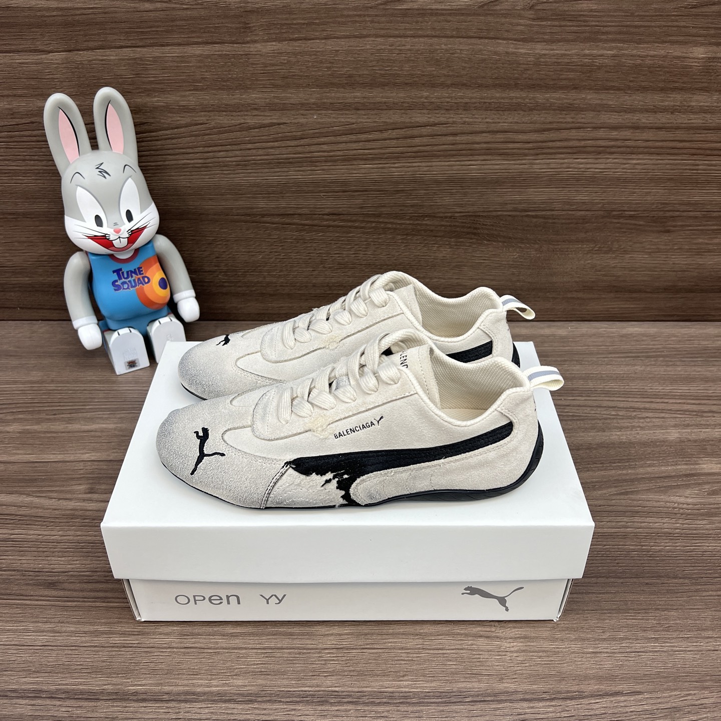 NO:241915,The top version of Balenciaga PUMA Speedcat sneakers are off-white. Demna designed a new winter 25 series Balenciaga and PUMA co-branded model. The upper uses imported Niujing old polishing elements to create a flexible sock-style fit, while retaining the original light and flexible flat-soled design. Packaging: Full set of accessories reinforced aircraft box packaging!  Size: 35-40 size for women (40 custom made without return or exchange) 40-46 size for men (45.46 custom made without return or exchange), casual shoes/sports shoes, balenciaga, balenciaga, sneakers19860909顶级版本Balenciaga巴黎世家PUMA Speedcat运动鞋米白色. Demna设计的全新冬季25系列Balenciaga与PUMA的联名合作款 鞋面采用进口牛京 做旧打磨元素打造出灵活的袜套式贴合感,同时保留了原本轻薄、灵活的平底设计. 包装:全套配件加固飞机盒包装！ 码数:女35-40码（40定做不退换） 男40-46码（45.46定做不退换）,休闲鞋/运动鞋,balenciaga,balenciaga,sneakers,Women's Shoes