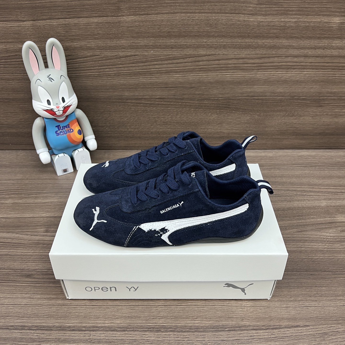 NO:241911,The top version of Balenciaga PUMA Speedcat sneakers in dark blue. Demna designed a new winter 25 series Balenciaga and PUMA joint collaboration model. The upper uses imported Niujing old polishing elements to create a flexible sock-style fit, while retaining the original light and flexible flat-soled design. Packaging: Full set of accessories reinforced aircraft box packaging!  Size: 35-40 size for women (40 custom made without return or exchange) 40-46 size for men (45.46 custom made without return or exchange), casual shoes/sports shoes, balenciaga, balenciaga, sneakers19860909顶级版本Balenciaga巴黎世家PUMA Speedcat运动鞋深蓝色. Demna设计的全新冬季25系列Balenciaga与PUMA的联名合作款 鞋面采用进口牛京 做旧打磨元素打造出灵活的袜套式贴合感,同时保留了原本轻薄、灵活的平底设计. 包装:全套配件加固飞机盒包装！ 码数:女35-40码（40定做不退换） 男40-46码（45.46定做不退换）,休闲鞋/运动鞋,balenciaga,balenciaga,sneakers,Women's Shoes