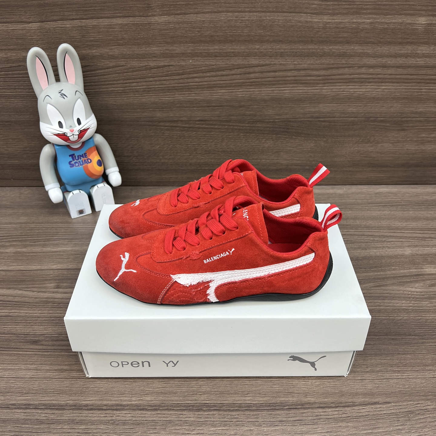 NO:241923,The top version of Balenciaga PUMA Speedcat sneakers are red and white. Demna designed a new winter 25 series Balenciaga and PUMA joint collaboration model. The upper is made of imported Niujing old polishing elements to create a flexible sock-style fit, while retaining the original light and flexible flat-soled design. Packaging: Full set of accessories reinforced aircraft box packaging!  Size: 35-40 size for women (40 custom made without return or exchange) 40-46 size for men (45.46 custom made without return or exchange), casual shoes/sports shoes, balenciaga, balenciaga, sneakers19860909顶级版本Balenciaga巴黎世家PUMA Speedcat运动鞋红白色. Demna设计的全新冬季25系列Balenciaga与PUMA的联名合作款 鞋面采用进口牛京 做旧打磨元素打造出灵活的袜套式贴合感,同时保留了原本轻薄、灵活的平底设计. 包装:全套配件加固飞机盒包装！ 码数:女35-40码（40定做不退换） 男40-46码（45.46定做不退换）,休闲鞋/运动鞋,balenciaga,balenciaga,sneakers,Women's Shoes