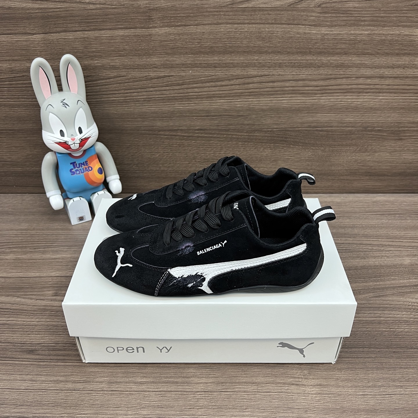 NO:241919,The top version of Balenciaga PUMA Speedcat sneakers are black. Demna designed a new winter 25 series Balenciaga and PUMA joint collaboration model. The upper is made of imported Niujing old polishing elements to create a flexible sock-style fit, while retaining the original light and flexible flat-soled design. Packaging: Full set of accessories reinforced aircraft box packaging!  Size: 35-40 size for women (40 custom made without return or exchange) 40-46 size for men (45.46 custom made without return or exchange), casual shoes/sports shoes, balenciaga, balenciaga, sneakers19860909顶级版本Balenciaga巴黎世家PUMA Speedcat运动鞋黑色. Demna设计的全新冬季25系列Balenciaga与PUMA的联名合作款 鞋面采用进口牛京 做旧打磨元素打造出灵活的袜套式贴合感,同时保留了原本轻薄、灵活的平底设计. 包装:全套配件加固飞机盒包装！ 码数:女35-40码（40定做不退换） 男40-46码（45.46定做不退换）,休闲鞋/运动鞋,balenciaga,balenciaga,sneakers,Women's Shoes