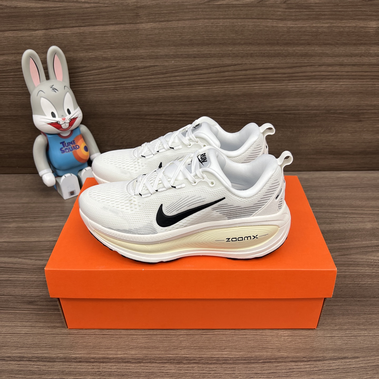 NO:241061,Top version Nike Vomero 18 Comfortable, non-slip and wear-resistant low-top running shoes, couples model Size 36-45 (including half size) Full set of decoction cards Poison buckles Cotton socks Poison boxes., casual shoes/sports shoes, sneakers19860909顶级版本 Nike Vomero 18 舒适防滑耐磨 低帮跑步鞋,情侣款 码数36-45 (含半码） 全套得物包装毒卡 毒扣 棉袜 毒盒.,休闲鞋/运动鞋,sneakers,Women's Shoes