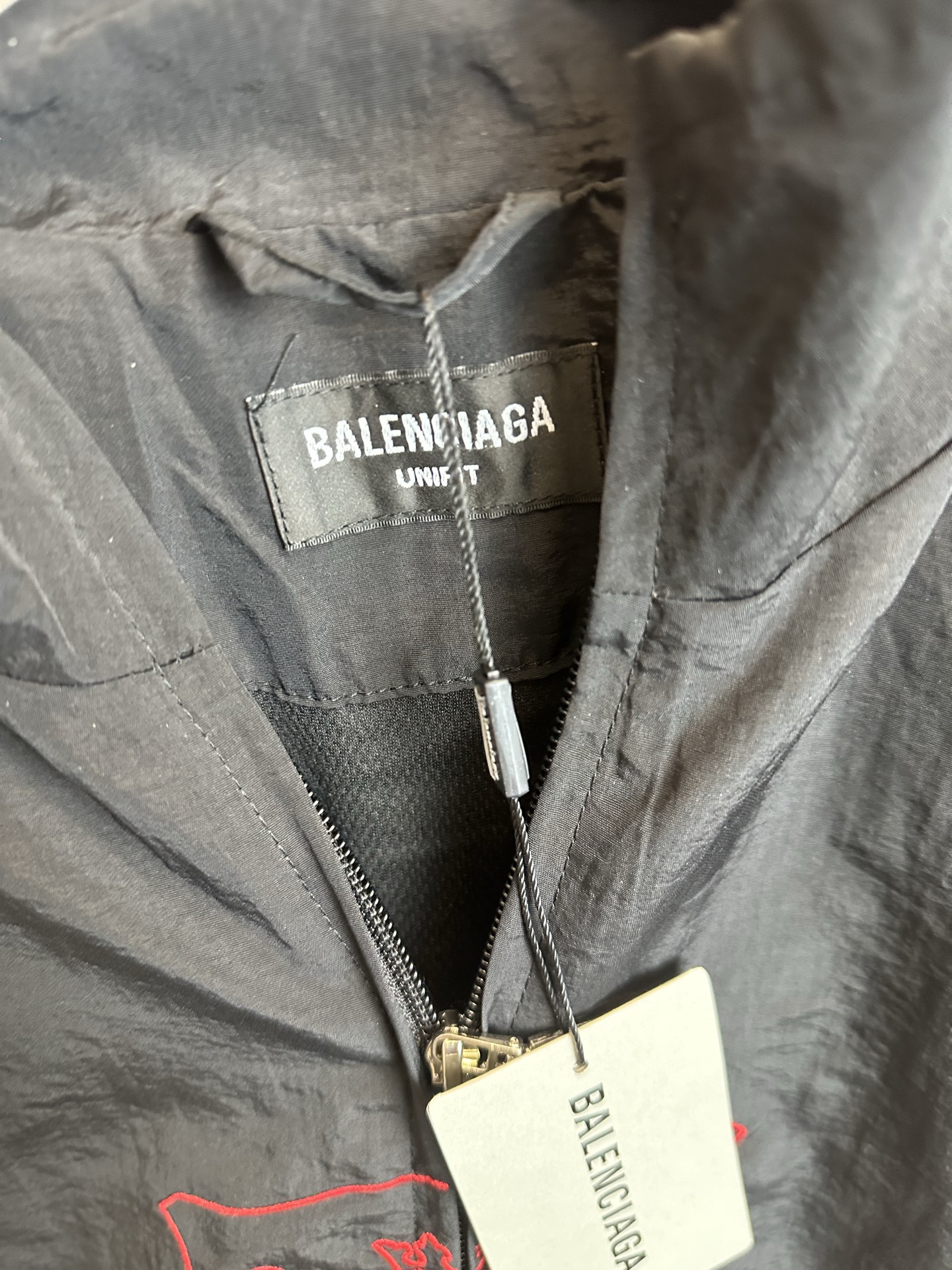🅿️220【原单】
款号：TT61
【上新】Balenciaga 巴黎世家新款lion club曼联运动冲锋衣外套-

酷盖必备💥| Balenciaga 曼联刺绣冲锋衣
👦潮流玩家们，Balenciaga 这件黑色曼联刺绣冲锋衣真的杀疯了！
⚫经典黑色，百搭王者段位，怎么搭都不出错，轻松拿捏各种风格。冲锋衣版型挺括有型，穿上身气场瞬间两米八，户外感与时尚感并存。
曼联刺绣无疑是最大亮点👏，传承足球精神的同时，为这件冲锋衣赋予了独特的文化底蕴，精致刺绣在黑色基底上格外惹眼，高级感与个性齐飞。
功能性更是杠杠的👍，专业防水面料，下雨天、户外探险都能应对自如；透气设计让你运动出汗后也能保持干爽。拉链顺滑无阻，多口袋方便收纳随身小物件。


🔘颜色：黑色  
🔘Size：S  M  L  XL   现货秒发 详细尺码可查图9