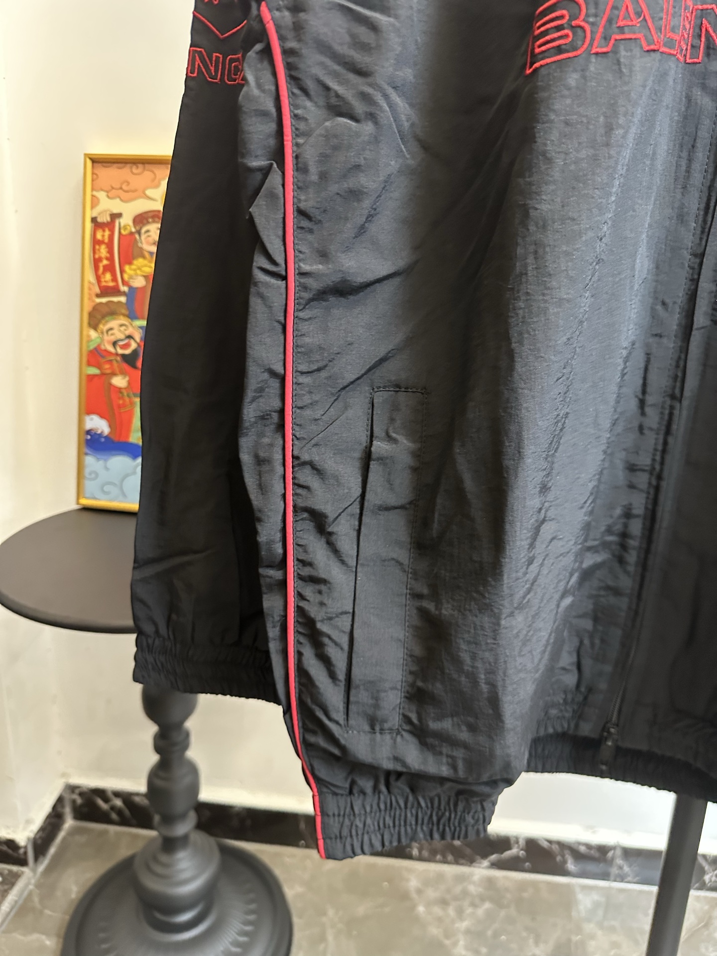 🅿️220【原单】
款号：TT61
【上新】Balenciaga 巴黎世家新款lion club曼联运动冲锋衣外套-

酷盖必备💥| Balenciaga 曼联刺绣冲锋衣
👦潮流玩家们，Balenciaga 这件黑色曼联刺绣冲锋衣真的杀疯了！
⚫经典黑色，百搭王者段位，怎么搭都不出错，轻松拿捏各种风格。冲锋衣版型挺括有型，穿上身气场瞬间两米八，户外感与时尚感并存。
曼联刺绣无疑是最大亮点👏，传承足球精神的同时，为这件冲锋衣赋予了独特的文化底蕴，精致刺绣在黑色基底上格外惹眼，高级感与个性齐飞。
功能性更是杠杠的👍，专业防水面料，下雨天、户外探险都能应对自如；透气设计让你运动出汗后也能保持干爽。拉链顺滑无阻，多口袋方便收纳随身小物件。


🔘颜色：黑色  
🔘Size：S  M  L  XL   现货秒发 详细尺码可查图9