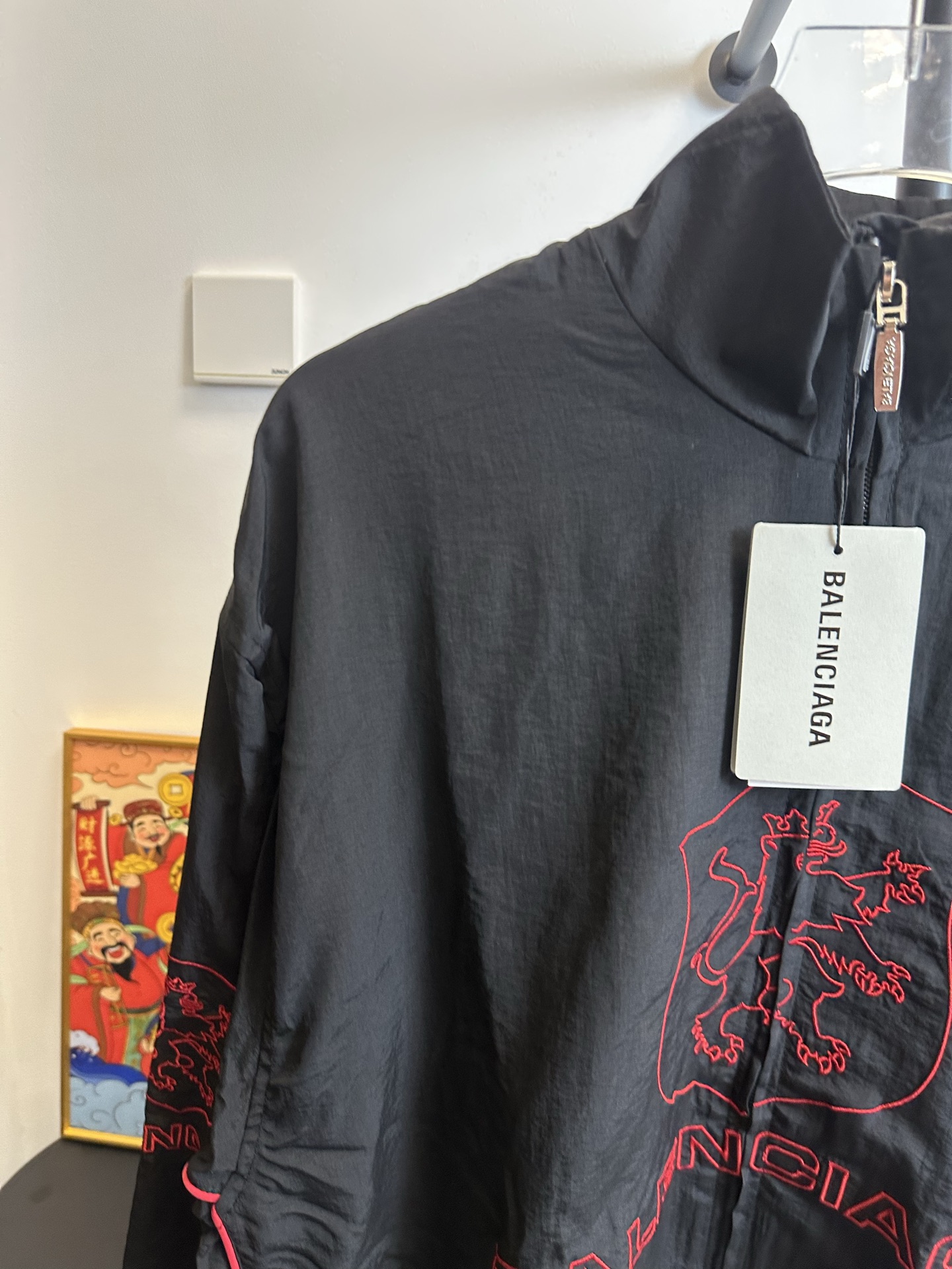 🅿️220【原单】
款号：TT61
【上新】Balenciaga 巴黎世家新款lion club曼联运动冲锋衣外套-

酷盖必备💥| Balenciaga 曼联刺绣冲锋衣
👦潮流玩家们，Balenciaga 这件黑色曼联刺绣冲锋衣真的杀疯了！
⚫经典黑色，百搭王者段位，怎么搭都不出错，轻松拿捏各种风格。冲锋衣版型挺括有型，穿上身气场瞬间两米八，户外感与时尚感并存。
曼联刺绣无疑是最大亮点👏，传承足球精神的同时，为这件冲锋衣赋予了独特的文化底蕴，精致刺绣在黑色基底上格外惹眼，高级感与个性齐飞。
功能性更是杠杠的👍，专业防水面料，下雨天、户外探险都能应对自如；透气设计让你运动出汗后也能保持干爽。拉链顺滑无阻，多口袋方便收纳随身小物件。


🔘颜色：黑色  
🔘Size：S  M  L  XL   现货秒发 详细尺码可查图9