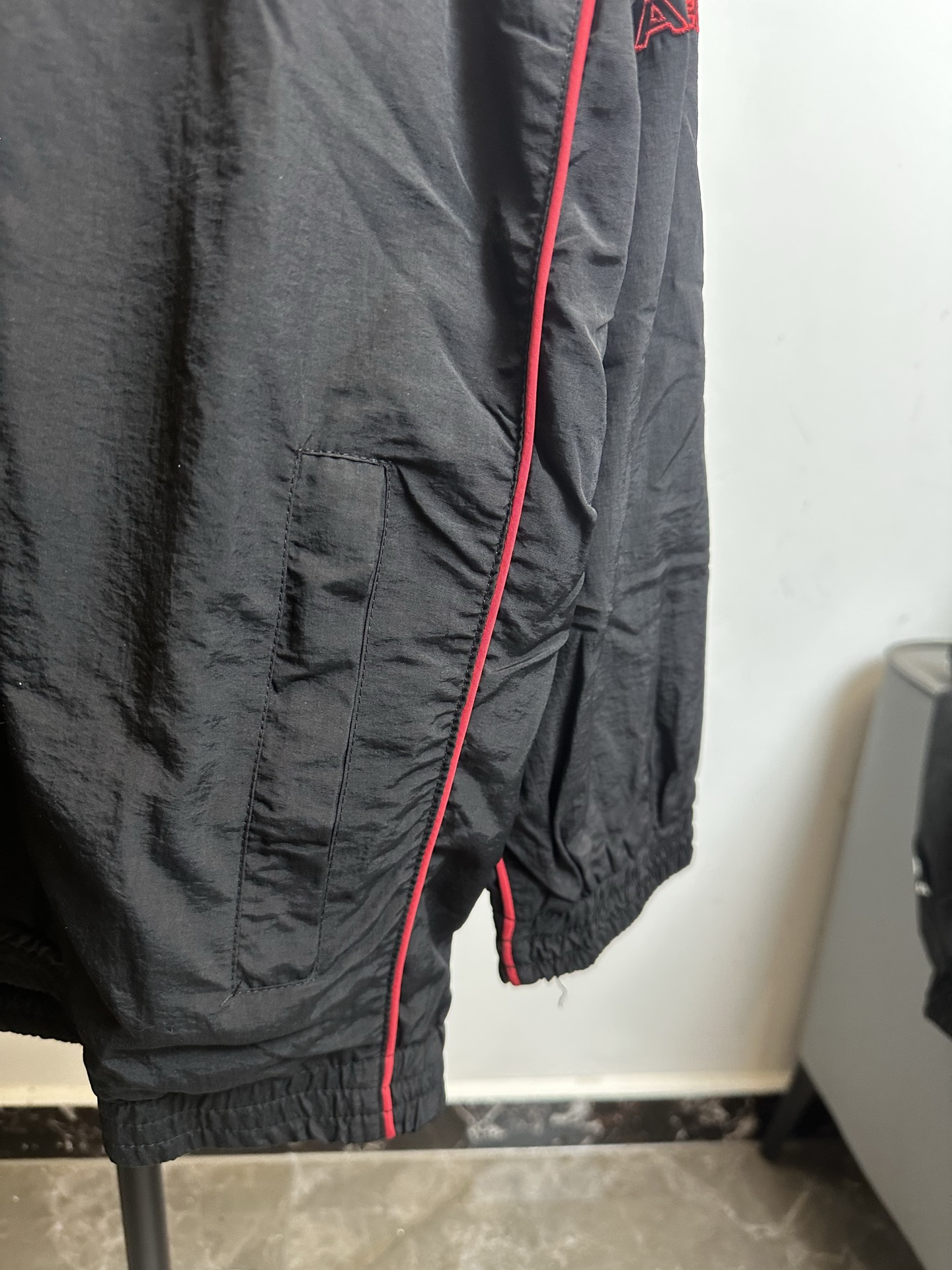 🅿️220【原单】
款号：TT61
【上新】Balenciaga 巴黎世家新款lion club曼联运动冲锋衣外套-

酷盖必备💥| Balenciaga 曼联刺绣冲锋衣
👦潮流玩家们，Balenciaga 这件黑色曼联刺绣冲锋衣真的杀疯了！
⚫经典黑色，百搭王者段位，怎么搭都不出错，轻松拿捏各种风格。冲锋衣版型挺括有型，穿上身气场瞬间两米八，户外感与时尚感并存。
曼联刺绣无疑是最大亮点👏，传承足球精神的同时，为这件冲锋衣赋予了独特的文化底蕴，精致刺绣在黑色基底上格外惹眼，高级感与个性齐飞。
功能性更是杠杠的👍，专业防水面料，下雨天、户外探险都能应对自如；透气设计让你运动出汗后也能保持干爽。拉链顺滑无阻，多口袋方便收纳随身小物件。


🔘颜色：黑色  
🔘Size：S  M  L  XL   现货秒发 详细尺码可查图9