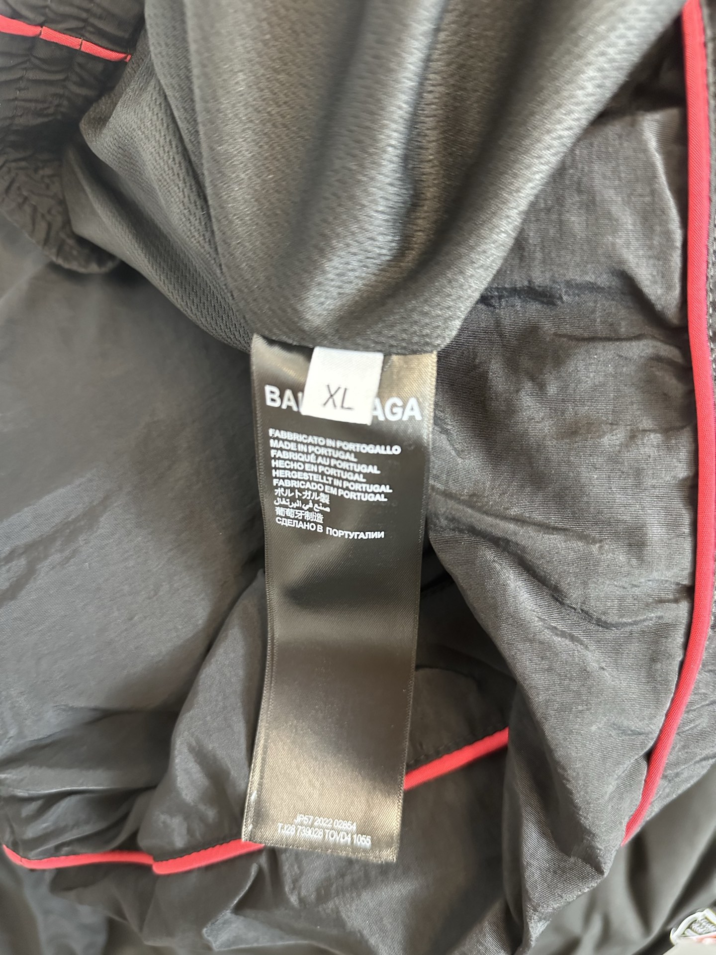 🅿️220【原单】
款号：TT61
【上新】Balenciaga 巴黎世家新款lion club曼联运动冲锋衣外套-

酷盖必备💥| Balenciaga 曼联刺绣冲锋衣
👦潮流玩家们，Balenciaga 这件黑色曼联刺绣冲锋衣真的杀疯了！
⚫经典黑色，百搭王者段位，怎么搭都不出错，轻松拿捏各种风格。冲锋衣版型挺括有型，穿上身气场瞬间两米八，户外感与时尚感并存。
曼联刺绣无疑是最大亮点👏，传承足球精神的同时，为这件冲锋衣赋予了独特的文化底蕴，精致刺绣在黑色基底上格外惹眼，高级感与个性齐飞。
功能性更是杠杠的👍，专业防水面料，下雨天、户外探险都能应对自如；透气设计让你运动出汗后也能保持干爽。拉链顺滑无阻，多口袋方便收纳随身小物件。


🔘颜色：黑色  
🔘Size：S  M  L  XL   现货秒发 详细尺码可查图9