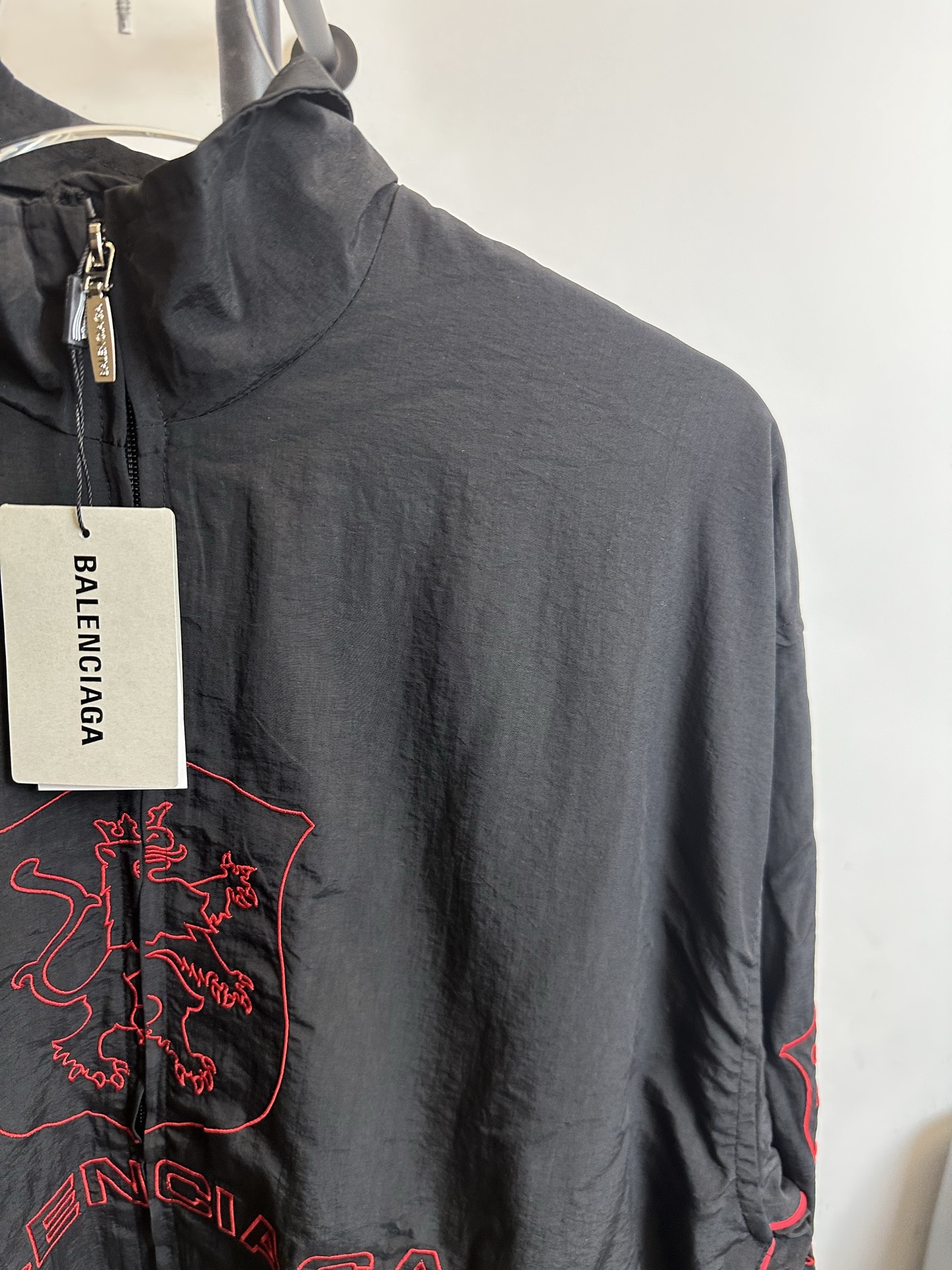 🅿️220【原单】
款号：TT61
【上新】Balenciaga 巴黎世家新款lion club曼联运动冲锋衣外套-

酷盖必备💥| Balenciaga 曼联刺绣冲锋衣
👦潮流玩家们，Balenciaga 这件黑色曼联刺绣冲锋衣真的杀疯了！
⚫经典黑色，百搭王者段位，怎么搭都不出错，轻松拿捏各种风格。冲锋衣版型挺括有型，穿上身气场瞬间两米八，户外感与时尚感并存。
曼联刺绣无疑是最大亮点👏，传承足球精神的同时，为这件冲锋衣赋予了独特的文化底蕴，精致刺绣在黑色基底上格外惹眼，高级感与个性齐飞。
功能性更是杠杠的👍，专业防水面料，下雨天、户外探险都能应对自如；透气设计让你运动出汗后也能保持干爽。拉链顺滑无阻，多口袋方便收纳随身小物件。


🔘颜色：黑色  
🔘Size：S  M  L  XL   现货秒发 详细尺码可查图9