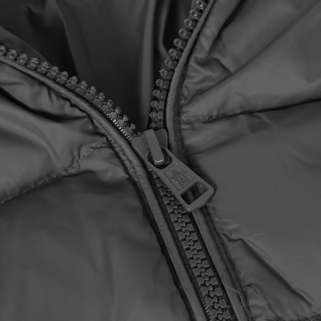 Moner蒙口羽绒服 - スタイリッシュなデザインと細部へのこだわり