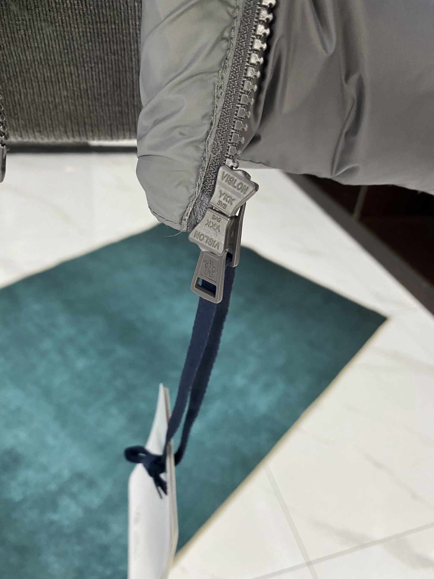 Moner蒙口羽绒服 - スタイリッシュな構造的カットのダウンジャケット