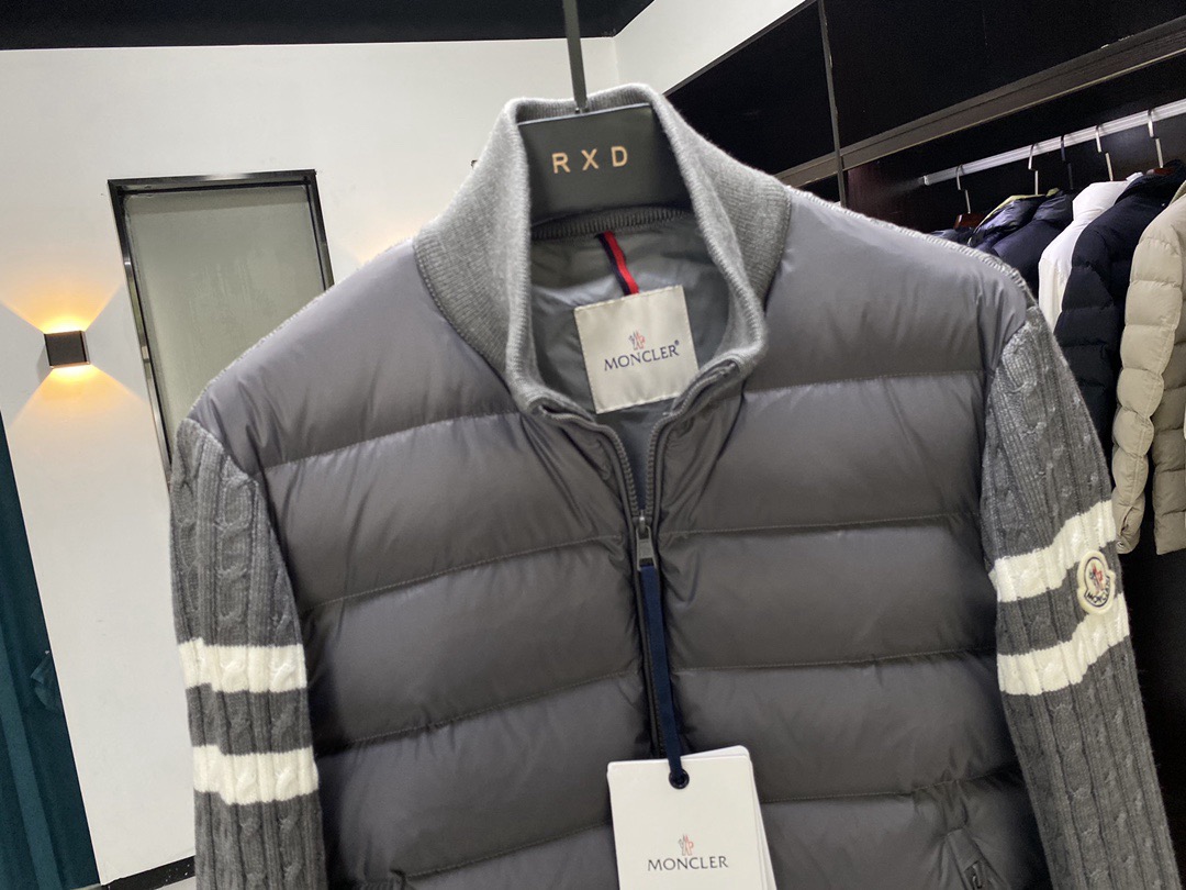 Moner蒙口羽绒服 - スタイリッシュな構造的カットのダウンジャケット