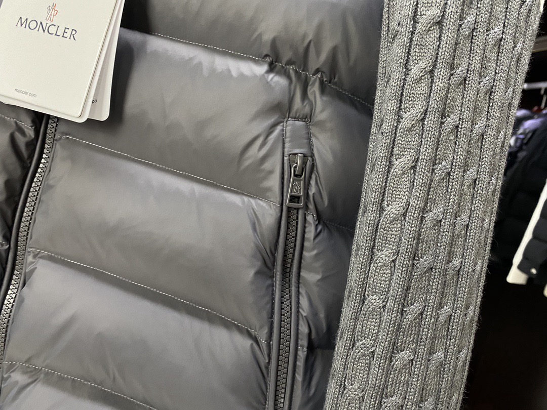 Moner蒙口羽绒服 - スタイリッシュな構造的カットのダウンジャケット