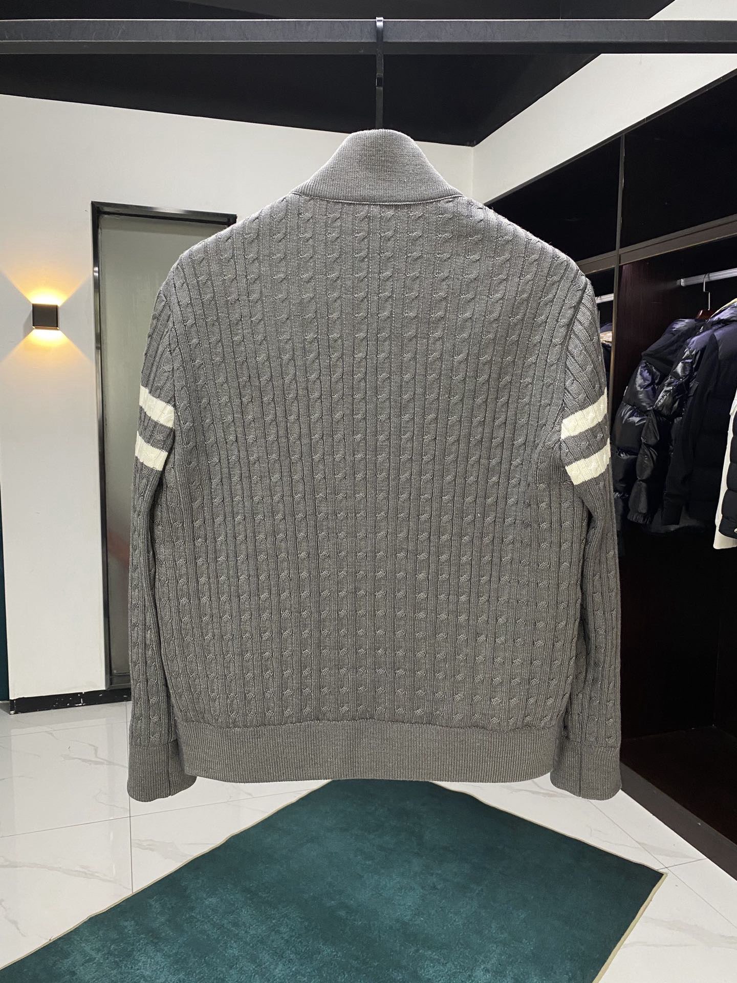 Moner蒙口羽绒服 - スタイリッシュな構造的カットのダウンジャケット