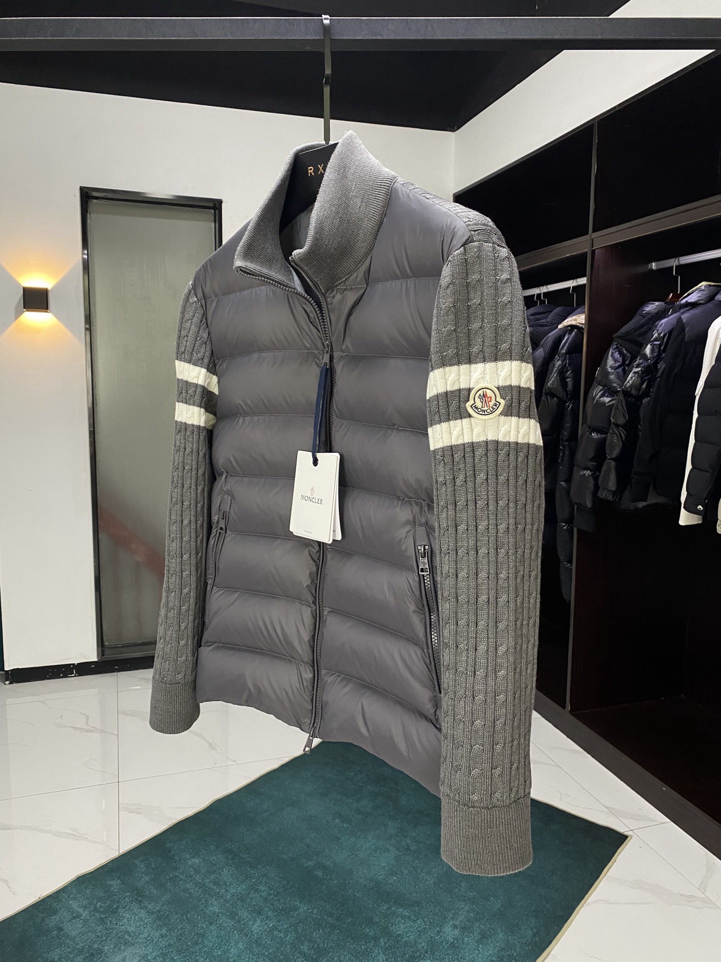 Moner蒙口羽绒服 - スタイリッシュな構造的カットのダウンジャケット