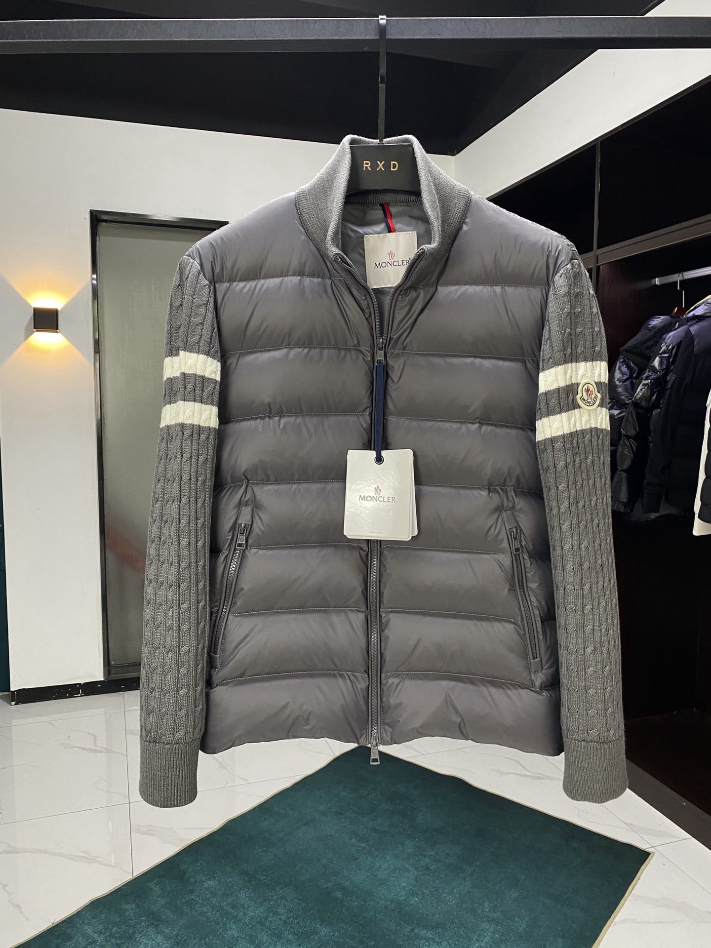 Moner蒙口羽绒服 - スタイリッシュな構造的カットのダウンジャケット