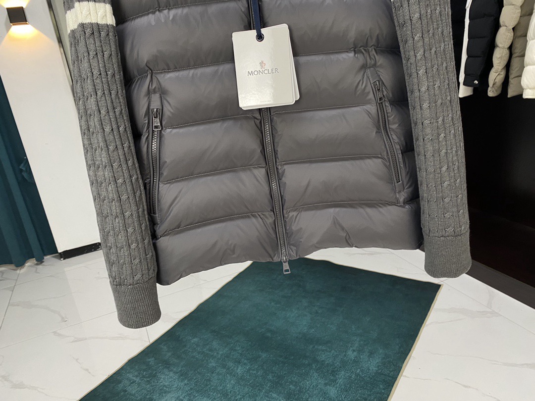 Moner蒙口羽绒服 - スタイリッシュな構造的カットのダウンジャケット