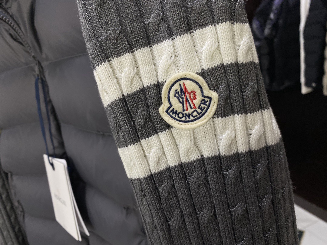 Moner蒙口羽绒服 - スタイリッシュな構造的カットのダウンジャケット