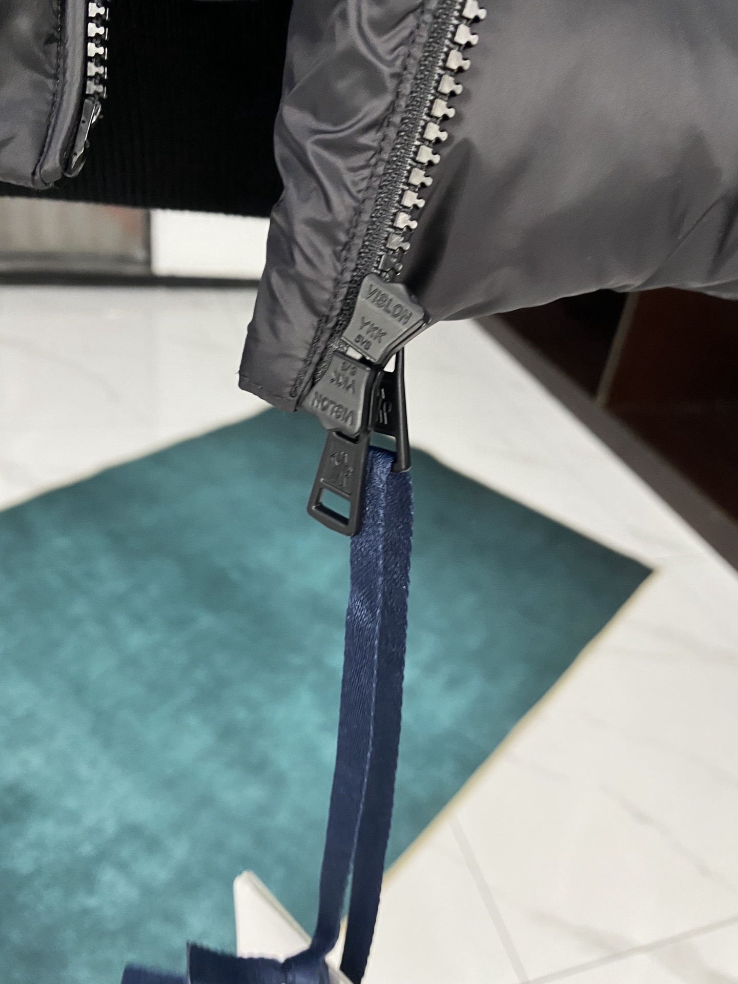 Moner蒙口羽绒服 - スタイリッシュな構造的デザインで多様なスタイルを実現