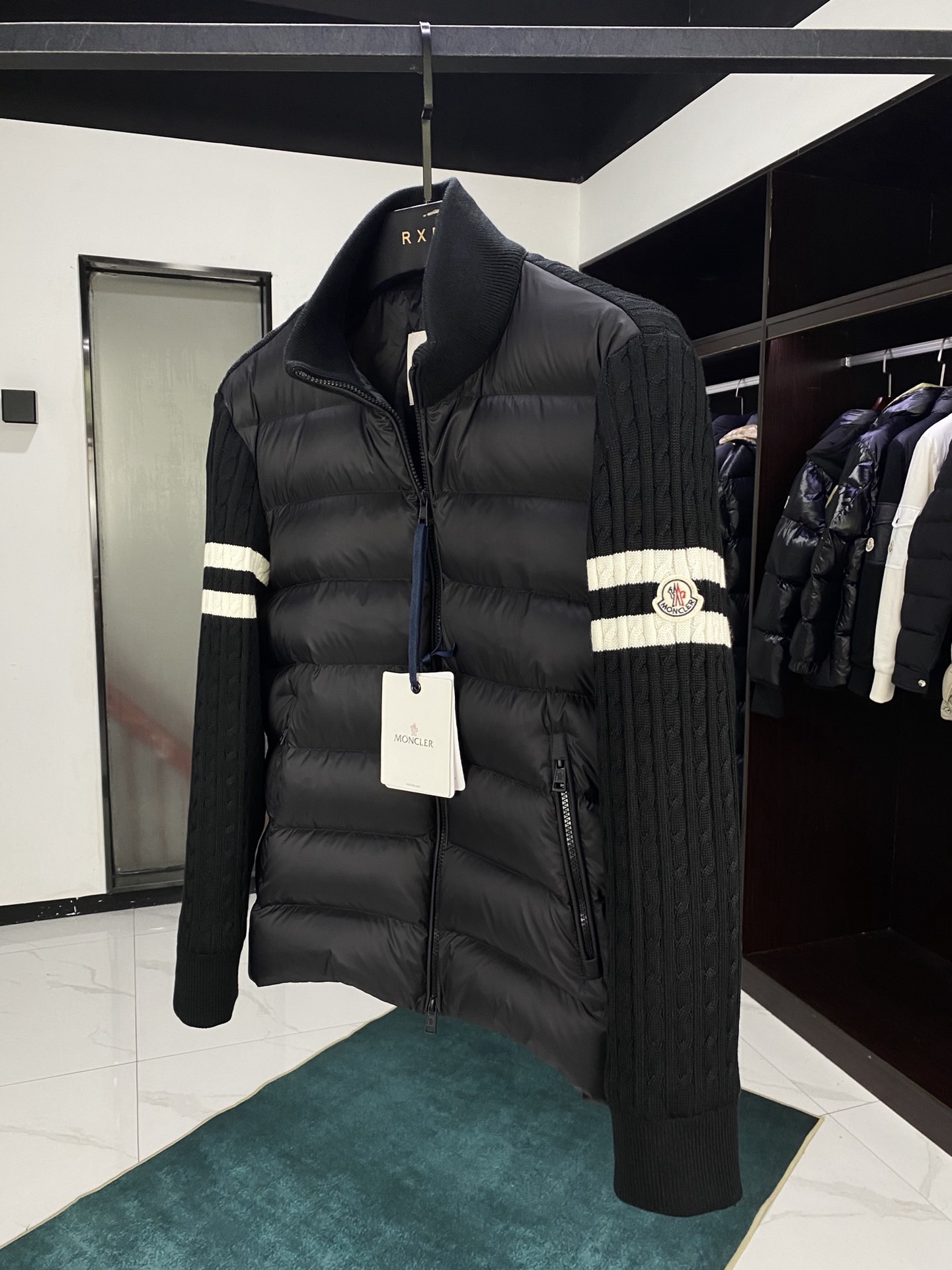 Moner蒙口羽绒服 - スタイリッシュな構造的デザインで多様なスタイルを実現