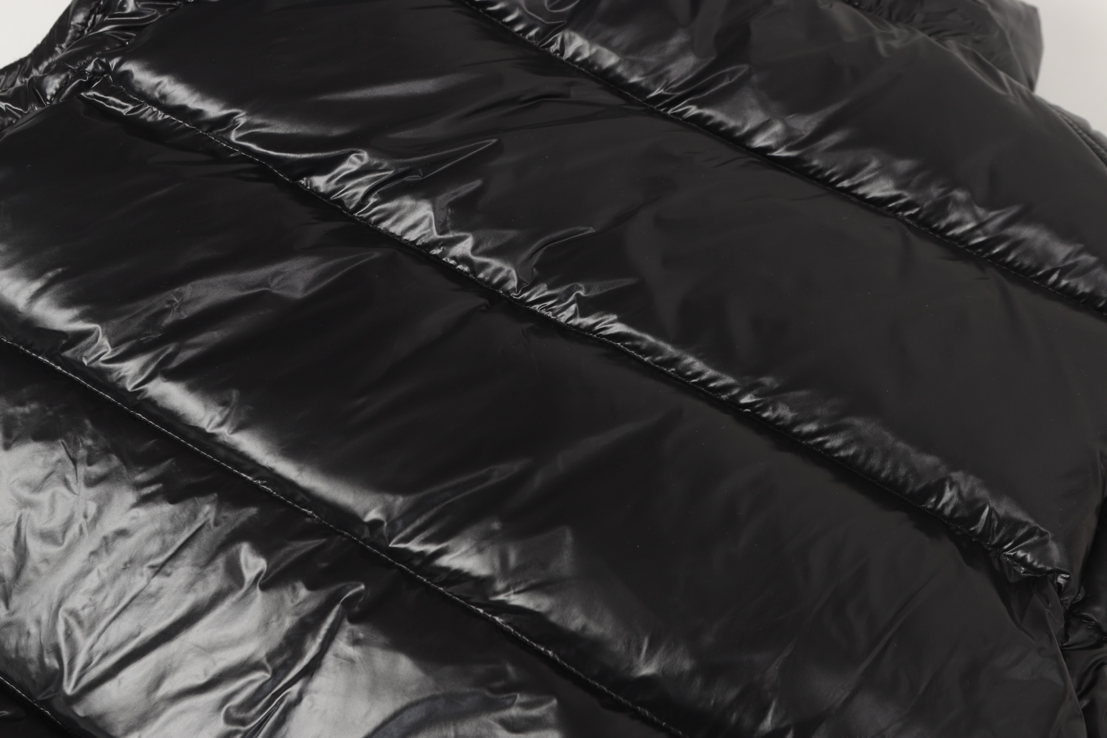 Moncler羽绒マ甲 - 高性能デザインと温かさを兼ね備えた一品