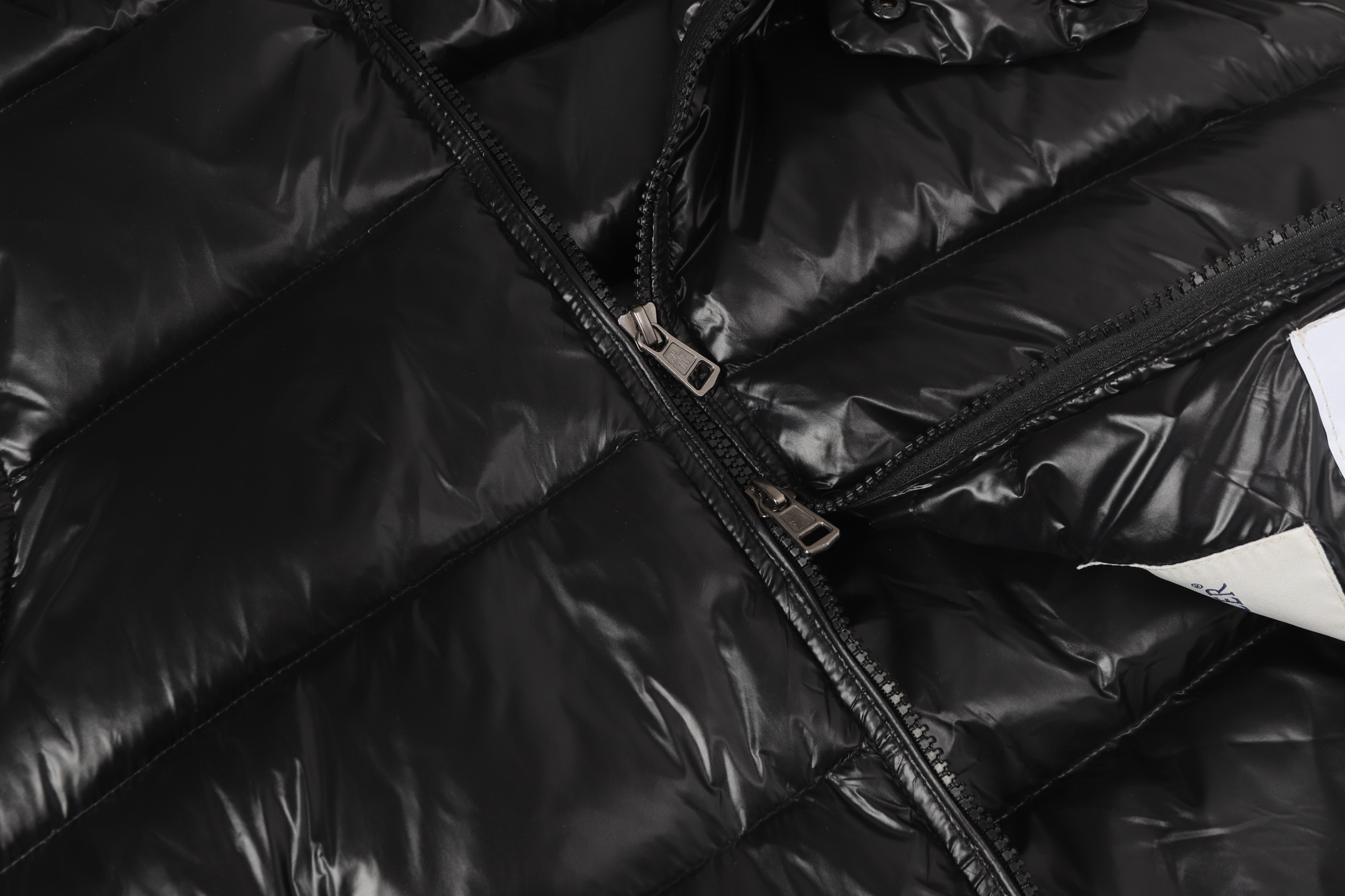 Moncler羽绒マ甲 - 高性能デザインと温かさを兼ね備えた一品