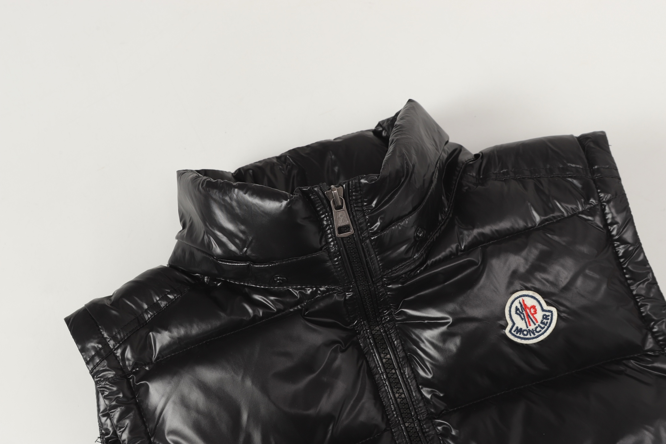 Moncler羽绒マ甲 - 高性能デザインと温かさを兼ね備えた一品
