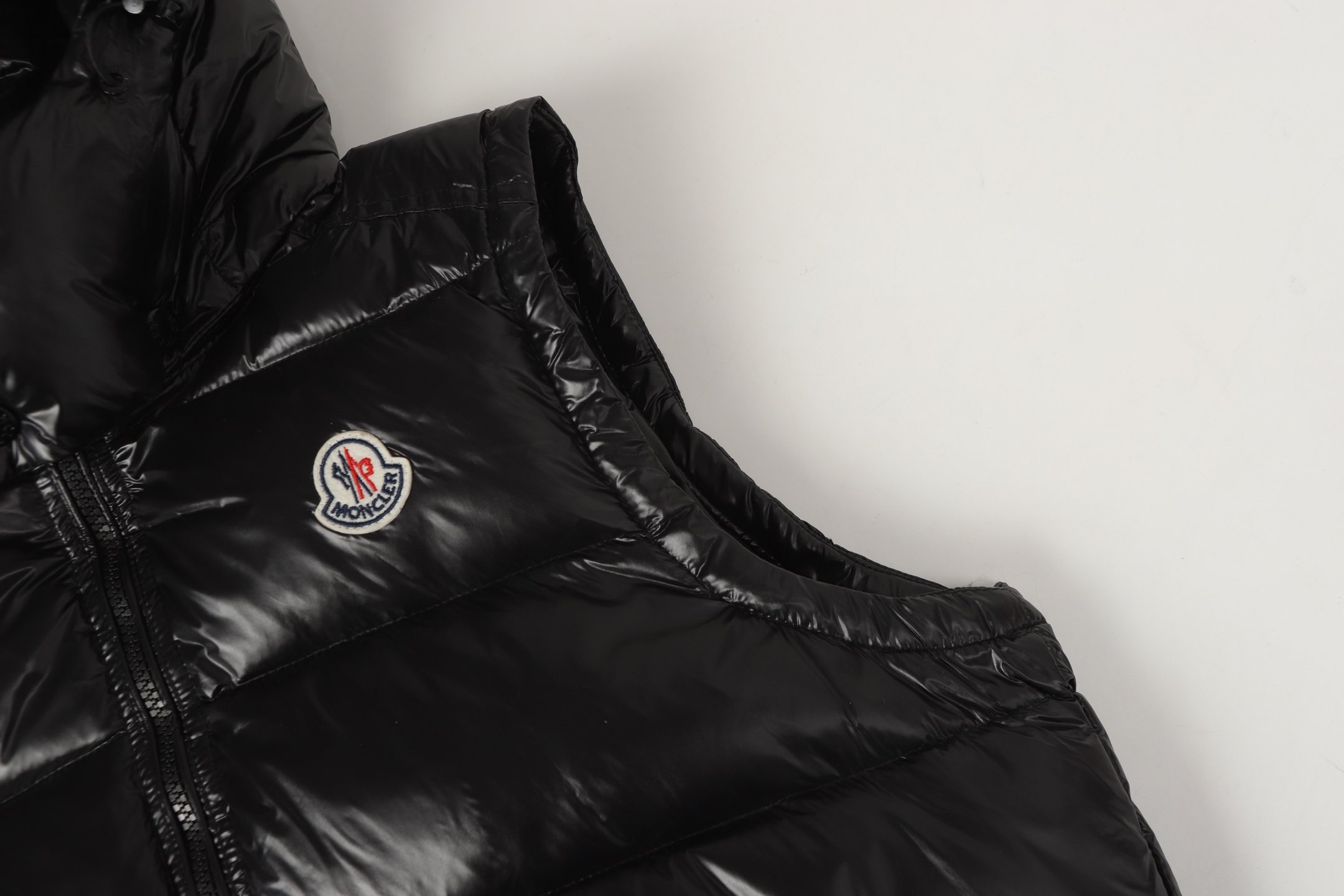 Moncler羽绒マ甲 - 高性能デザインと温かさを兼ね備えた一品