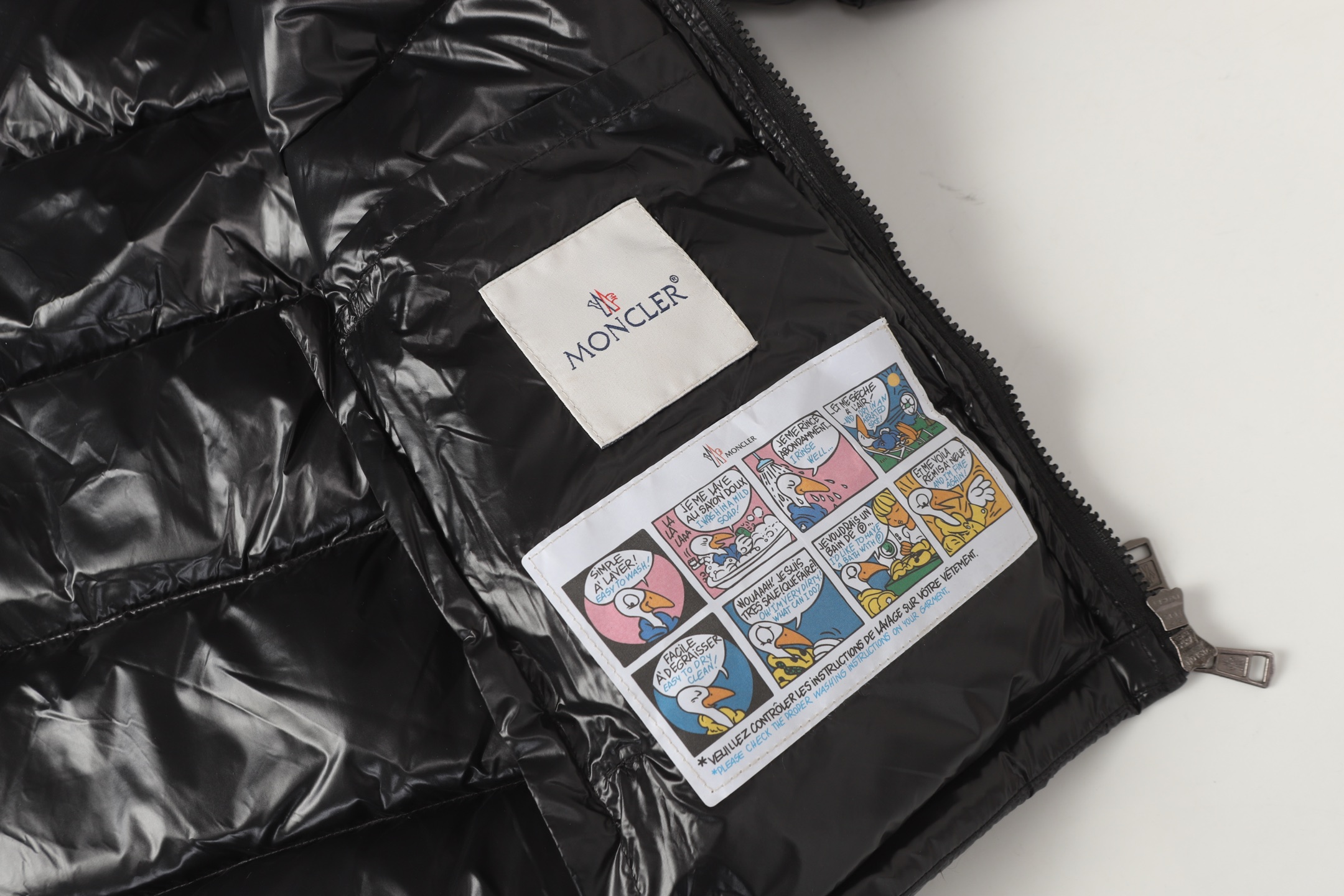 Moncler羽绒マ甲 - 高性能デザインと温かさを兼ね備えた一品