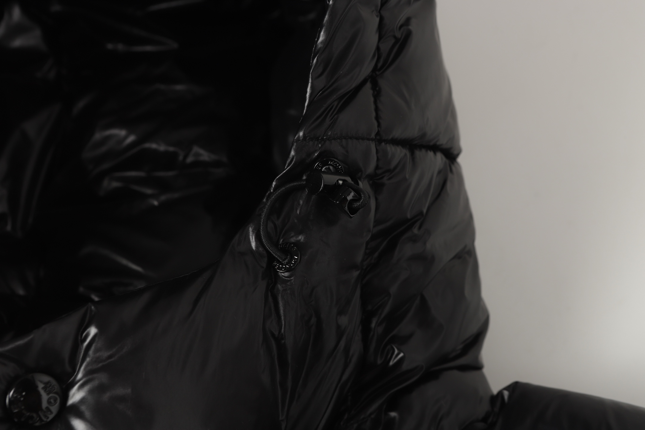 Moncler羽绒マ甲 - 高性能デザインと温かさを兼ね備えた一品