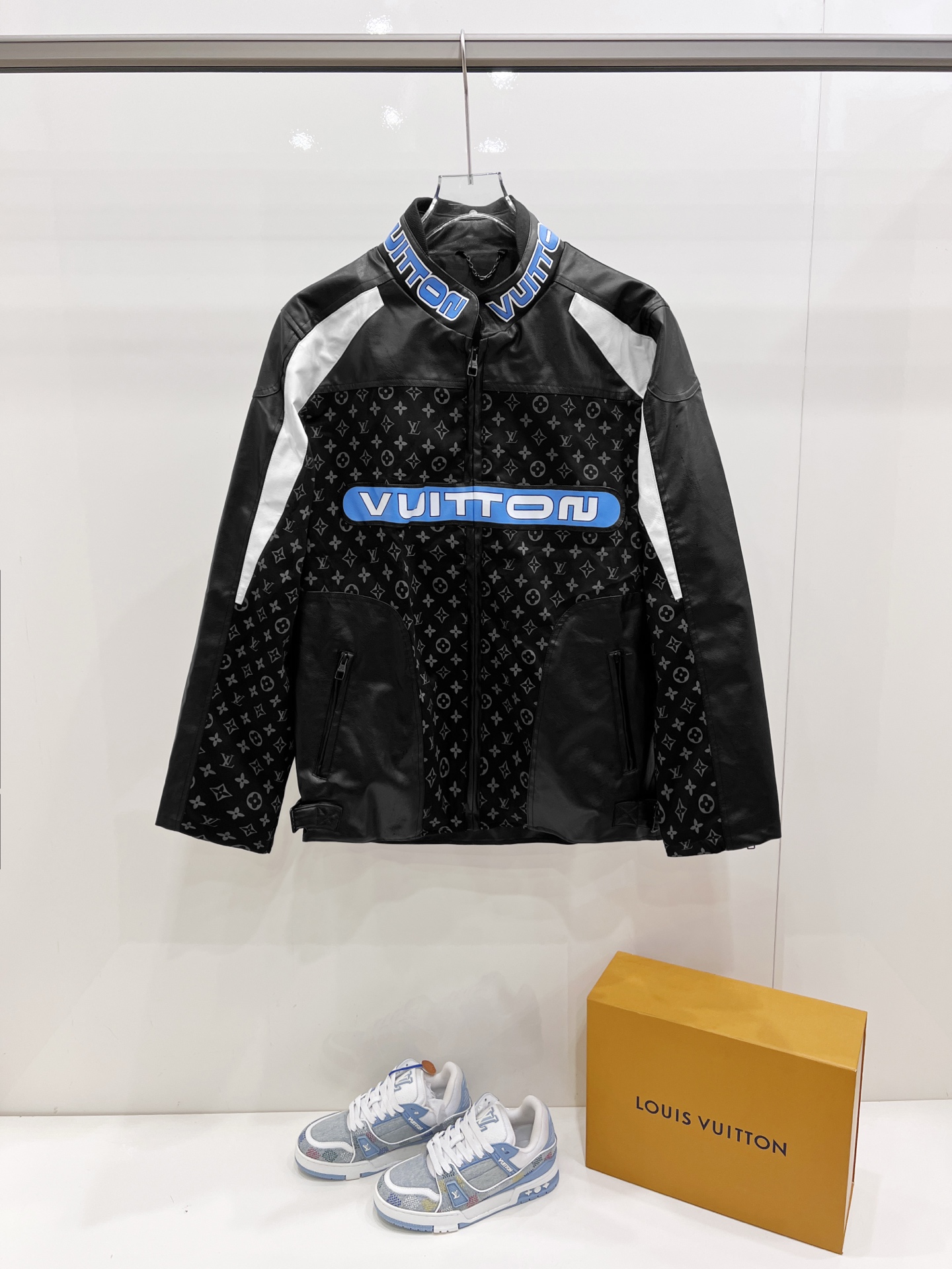 P190 Louis Vuitton LV 路易威登 老花满印拼接撞色情侣立领越野赛车机车服皮衣夹克外套-顶级原单版本 Color：黑色 Size：M L XL Number：267002 本款机车夹克演绎当季沙漠越野主题 蓄势征服冒险之…
