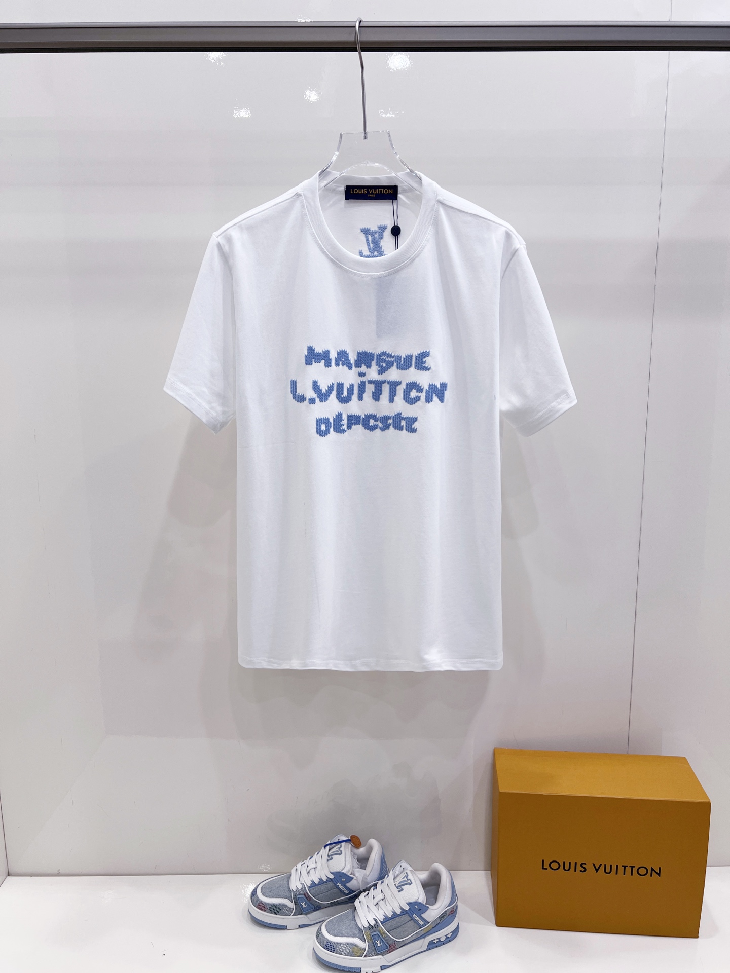 P70 Louis Vuitton LV 路易威登 秀场限定 天空蓝logo 针织提花情侣圆领短袖T恤 -顶级版本 Color：白色 Size：XS S M L XL Number：267011 独家定制优质纯棉双纱面料 整件手感软糯舒适…