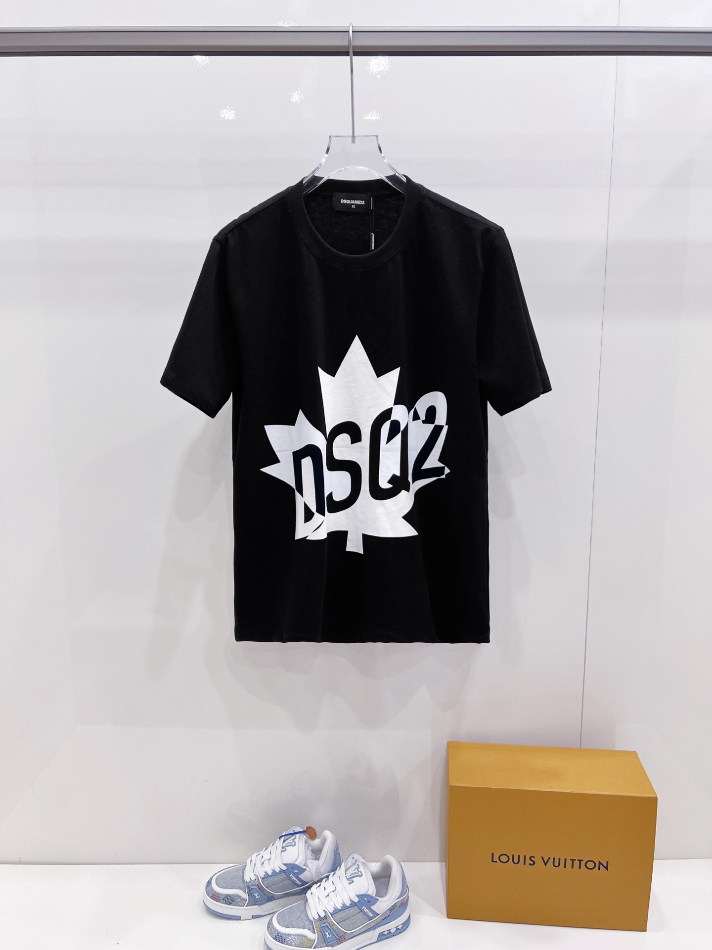 P75 D2 camiseta de cuello redondo con letras grandes de hoja de arce blanca. Tejido: algodón puro de 32 cabos…