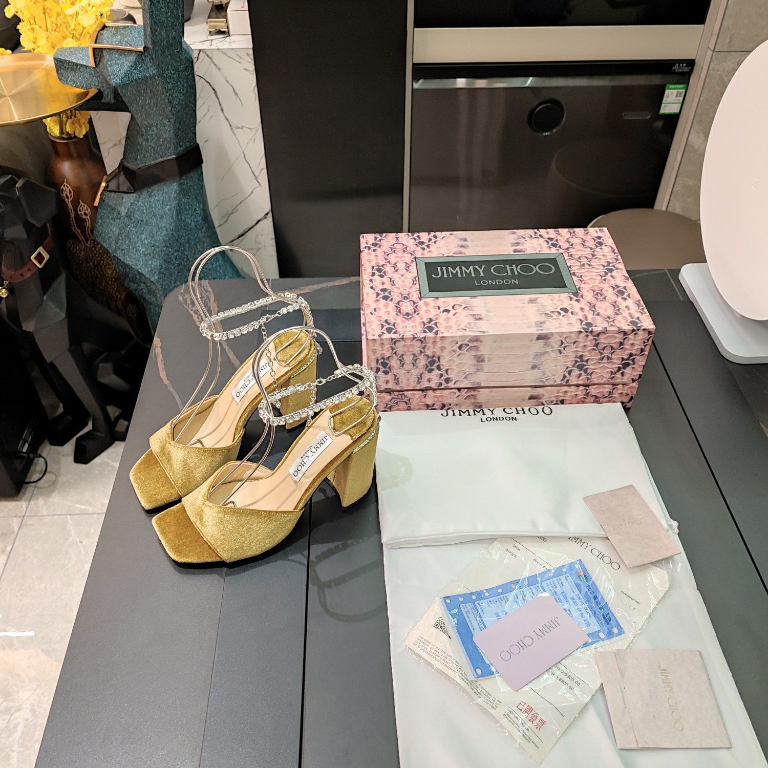 NO:668969,JlMMY CHOO Yangjie 5 (24 models in the counter with 3D snake pattern magnet box packaging) top version, low-end. Modern shoes, street photography artifact SAE crystal chain thick heel sandals, special material V-mouth square toe sandals. (The whole shoe is matched with a Swarovski crystal necklace) Three special fabrics create a personalized sandal series, crystal diamonds are inlaid on the top of the heel, adding a bit of color to the stable thick heel, 99%  A unique individual, coupled with 1 outstanding inspiration, perfect street photography, allowing you to create blockbusters in seconds. A little sparkle, dazzling light, romantic photos are ready, lighting up your good mood. The heels are all hand-hot diamonds, and the original custom-made crystal diamond necklace is densely inlaid, weaving a starlight curtain, crystal clear, and you will get likes instantly when you take pictures on your feet.  Bright tones and carefully blended smart color palettes paint a dreamy and vibrant scene. Gorgeous vamps, slender crystals embellished on heels or diamond chains, infinite softness, creating a highlight moment. With the ever-changing lens, leave a perfect mark with Jimmy Choo. Jimmy Choo 2025 Spring and Summer Series A stunning reunion, an elegant encounter, the beauty of collision is about to come in a dream ——————————————  The fabric is high-grade velvet, sheepskin, fine pink sequins. The lining is made of fine lambskin. The outsole is Italian triple-A cowhide. The heel height is 8.5cm. Color matching: 3 colors are available. Matching codes 35-39 (34 40 41 42 are customized and non-returnable and non-exchangeable). The packaging is brand-new and the official upgraded version of the magnet clamshell shoe box (three-color snake pattern 3D three-dimensional Jc logo packaging box) is exclusive and unique in the country. High-heeled sandals, jimmy  choo,swarovski,sandals,high heels,necklace,cowhide,sheepskin,sheep19860909JlMMY CHOO周仰杰5(专柜24款3D蛇纹磁铁盒包装)顶级版本,低端勿比.摩登鞋履,街拍神器SAE水晶链粗跟凉鞋,特殊材料款V口方头凉鞋. （整鞋采用施华洛世奇水晶项链搭配）三种特殊面料打造个性凉鞋系,水晶钻镶入鞋跟上方,为稳健的粗跟鞋跟添加几分多彩,99％ 的独特个体,添上1的出众灵感,满分街拍,让你分分秒秒出大片.点点闪耀,璀璨炫光,浪漫的写真就绪,照亮你的好心情.鞋跟都是手工烫钻,原版定制水晶钻项链密密镶嵌,织出星光幕布,晶莹耀目,上脚拍图即刻让你占领点赞. 明艳的色调,用心调配的灵动色盘,绘出梦幻活力景象,华丽的鞋面,纤细的水晶点缀鞋跟或钻链,柔意无限,缔造高光时刻.风格千变镜头相随,与Jimmy Choo一起留下满分街. Jimmy Choo 2025春夏系列 重逢惊艳,优雅邂逅 碰撞之美即将驭梦而来 ————————————— 面料高级绒布,羊猄皮,细粉亮片. 内料上等小羊皮 大底意大利三A级牛皮底 跟高8.5cm 配色: 3色全齐. 配码35－39（34 40 41 42定做不退不换） 包装认清全新官方升级版磁铁翻盖鞋盒（三色蛇纹3D立体Jc标识包装盒）全国独家绝无仅有.,高跟鞋凉鞋,jimmy choo,swarovski,sandals,high heels,necklace,cowhide,sheepskin,sheep,Women's Shoes