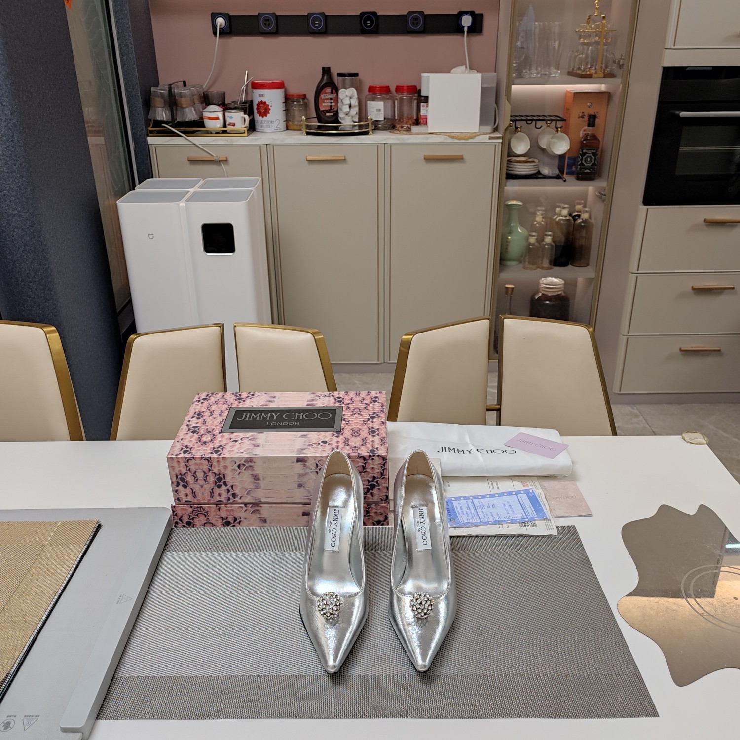 NO:259645,JlMMY CHOO Zhou Yangjie 2025 (3D snake pattern magnet box packaging for special counters) top version, low-end is not comparable. Modern shoes, this year Jimmy Week's most popular water drop heel series is coming, water droplet stiletto heels, pointed toe personality and fashionable with simple metal material dream high heels, crystal diamond ball decorative single shoes. 2025 live up to the spring, wear Jimmy Choo to have a romantic season. The high-end special metal fabric and top layer cowhide are noble and elegant, paired with high-end water drop heels and sheepskin lining, and the foot is full of temperament. High-end novel painted water drop heels, hurry out and capture the colorful spring. Any beauty wears this series of shoes to immediately show the delicate foot shape stretching from the toes to both sides, and sweet and tenderness blooms between the steps...  Elegant colors, soft scenery, special materials and fashionable heels create a beautiful shoe, awakening a soft and exciting mood, and achieving a masterpiece. The relaxed attitude under the camera, softness and tenacity are inherently born. Include new favorites in the collection, bright and simple sandals with great color tension, monopolizing the favor of modern girls. Fashionable foreign bloggers, famous models, and internet celebrities from all walks of life, create unique, charming postures, and infinite personality sandals. Sexy pointed-toe shoe style, simple and atmospheric, retro modern or neat and clean solid colors, iconic heels shine with neat lines. Highlights are foolproof, and the stunning style is determined by you. The tough outline collides with passionate tones, shining with the beauty of personality contrast. Jimmy Choo  Inlay the round and luster on the toes to reflect the charm and brightness of your outfit every moment! It is shiny and charming, and easily touching Jimmy Choo 2025 Spring and Summer Series Slim Color Blooming, reflecting the daily style ————————————————————————————————————————————————————————————————————————————————————————————————————————————————————————————————————————————————————————————————————————————————————————————————————————————————————————————————————————————————————————————————————————————————————————————————————————————————————————————————————————————————————————————————————————————————————————————————————————————————————————————————————————————————————————————19860909JlMMY CHOO周仰杰2025(专柜限量款3D蛇纹磁铁盒包装)顶级版本,低端勿比. 摩登鞋履,今年吉米周最流行的水滴跟系列来袭,水滴形细高跟,尖头个性时尚自带简约的金属材料梦幻高跟鞋,水晶钻球装饰单鞋. 2025不负春光 穿上 Jimmy Choo 赴约浪漫季节   高端的金属特殊面料和头层牛皮,高贵典雅,搭配上高档的水滴鞋跟与羊皮内衬,上脚气质满满. 高档新颖的烤漆水滴鞋跟,快步出门,去捕捉斑斓春意,任一美女穿上这一系列鞋子,即刻展现细腻的脚形由脚尖至两侧舒展,甜美柔情绽放于步履款款之间..  淡雅色系,调配柔和光景,特殊材料与时尚鞋跟共创出一款美美鞋履,唤醒柔软又雀跃的心绪随性即成就杰作,镜头下的轻松态度,柔美与坚韧,与生俱来.将新宠纳入珍藏,鲜明而简约,极具色彩张力的凉鞋,独揽摩登女郎的青睐.  时尚国外博主、著名模特、各界名媛网红同款潮鞋,打造出与众不同、流转迷人姿态、风情无限个性凉鞋. 性感的尖头鞋型,简约大气,复古摩登或是利落干净的纯色,标志性跟鞋,以利落线条串联点点闪耀.高光时刻万无一失,斐然风采由你决定硬朗轮廓碰撞热情色调,闪耀出个性反差之美. Jimmy Choo 将圆润光泽镶嵌于足尖 为你的穿搭映亮魅力,璀璨每刻! 莹润动人,轻易动心 Jimmy Choo 2025春夏系列 纤彩绽放,映亮每日风采 ————————————— 面料金属特殊材料与牛皮. 内料上等小羊皮. 大底意大利三A级牛皮底. 跟高10cm. 配色: 3色. 配码35－39（34 40 41 42定做不退不换）. 包装认清全新官方升级版磁铁翻盖鞋盒（三色蛇纹3D立体Jc标识包装盒）全国独家绝无仅有.,高跟鞋,jimmy choo,jimmy choo,sandals,high heels,cowhide,sheepskin,Women's Shoes