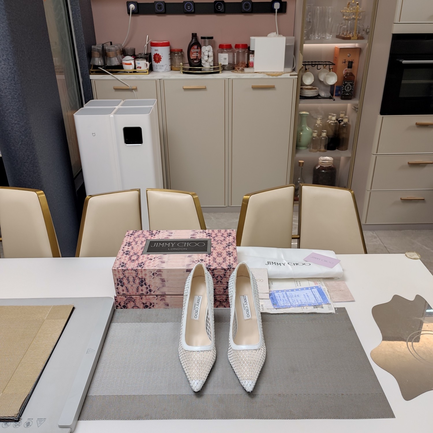 NO:259651,JlMMY CHOO Zhou Yangjie (a counter limited edition 3D snake pattern magnet box packaging) top version, low-end is not comparable. Modern shoes, this year Jimmy Week's most popular water drop heel series is coming, water droplet stiletto heels, pointed toe personality and fashionable with simple metal material dream shoes, cowhide/sheep velvet high heels, fishing net hot diamond breathable single shoes. Live up to the spring. Wear Jimmy Choo to have a romantic season. Light board Fishing net hot diamond 305 high-end metal materials, cowhide/sheep velvet, fishing net hot diamond, three materials, noble and elegant, paired with high-end water drop heels and sheepskin lining, full of temperament on the feet.  High-end and novel painted water drop heels, hurry out to capture the colorful spring. Any beauty wears this series of shoes and immediately shows the delicate foot shape stretching from the toes to both sides, and sweetness and tenderness bloom between the steps... Elegant colors, soft and fashionable heels, create a beautiful shoe, awakening a soft and exciting mood, and achieves a masterpiece. The relaxed attitude under the camera, softness and tenacity are innate. Include new favorites into the collection, bright and simple, with great color tension, monopolizing the favor of modern girls. Fashionable foreign bloggers, famous models, and internet celebrities from all walks of life, create unique, charming postures, and unlimited personality sandals.  Sexy pointed-toe shoes, simple and elegant, retro modern or neat and clean solid colors, iconic heels, shine with neat lines. Highlights are foolproof, and the stunning style is determined by you. The tough outline collides with passionate tones, shining with the beauty of personality contrast. Jimmy Choo inlaids with round and lustrous luster to highlight the charm of your outfit, and every moment! It is shiny and charming, and easily moved Jimmy Choo Spring and Summer Series Blooming, reflecting the daily style ——————————————————————————————————————————————————————————————————————————————————————————————————————————————————————————————————————————————————————————————————————————————————————————————————————————————————————————————————————————————————————————————————————————————————————————————————————————————————————————————————————————————————————————————————————————————————  42 Custom made without return or exchange). Packaging and recognition of the new official upgraded version of magnet flip shoe box (three-color snake pattern 3D three-dimensional Jc logo packaging box) is unique in the country., high heels, jimmy choo, jimmy choo, sandals, high heels, cowhide, sheepskin, sheep19860909JlMMY CHOO周仰杰(专柜限量款3D蛇纹磁铁盒包装)顶级版本,低端勿比. 摩登鞋履,今年吉米周最流行的水滴跟系列来袭,水滴形细高跟,尖头个性时尚自带简约的金属材料梦幻单鞋,牛皮/羊猄绒高跟鞋,渔网烫钻透气单鞋. 不负春光 穿上 Jimmy Choo 赴约浪漫季节 光板 渔网烫钻305   高端金属材料,牛皮/羊猄绒,渔网烫钻,三种材质,高贵典雅,搭配上高档的水滴鞋跟与羊皮内衬,上脚气质满满. 高档新颖的烤漆水滴鞋跟,快步出门,去捕捉斑斓春意,任一美女穿上这一系列鞋子,即刻展现细腻的脚形由脚尖至两侧舒展,甜美柔情绽放于步履款款之间..  淡雅色系,调配柔和光景,特殊材料与时尚鞋跟共创出一款美美鞋履,唤醒柔软又雀跃的心绪随性即成就杰作,镜头下的轻松态度,柔美与坚韧,与生俱来.将新宠纳入珍藏,鲜明而简约,极具色彩张力的凉鞋,独揽摩登女郎的青睐.  时尚国外博主、著名模特、各界名媛网红同款潮鞋,打造出与众不同、流转迷人姿态、风情无限个性凉鞋. 性感的尖头鞋型,简约大气,复古摩登或是利落干净的纯色,标志性跟鞋,以利落线条串联点点闪耀.高光时刻万无一失,斐然风采由你决定硬朗轮廓碰撞热情色调,闪耀出个性反差之美. Jimmy Choo 将圆润光泽镶嵌于足尖 为你的穿搭映亮魅力,璀璨每刻! 莹润动人,轻易动心 Jimmy Choo 春夏系列 纤彩绽放,映亮每日风采 ————————————— 面料金属材料就牛皮/羊猄绒,渔网烫钻. 内料上等小羊皮. 大底意大利三A级牛皮底. 跟高10cm. 配色: 7色. 配码35－39（34 40 41 42定做不退不换）. 包装认清全新官方升级版磁铁翻盖鞋盒（三色蛇纹3D立体Jc标识包装盒）全国独家绝无仅有.,高跟鞋,jimmy choo,jimmy choo,sandals,high heels,cowhide,sheepskin,sheep,Women's Shoes