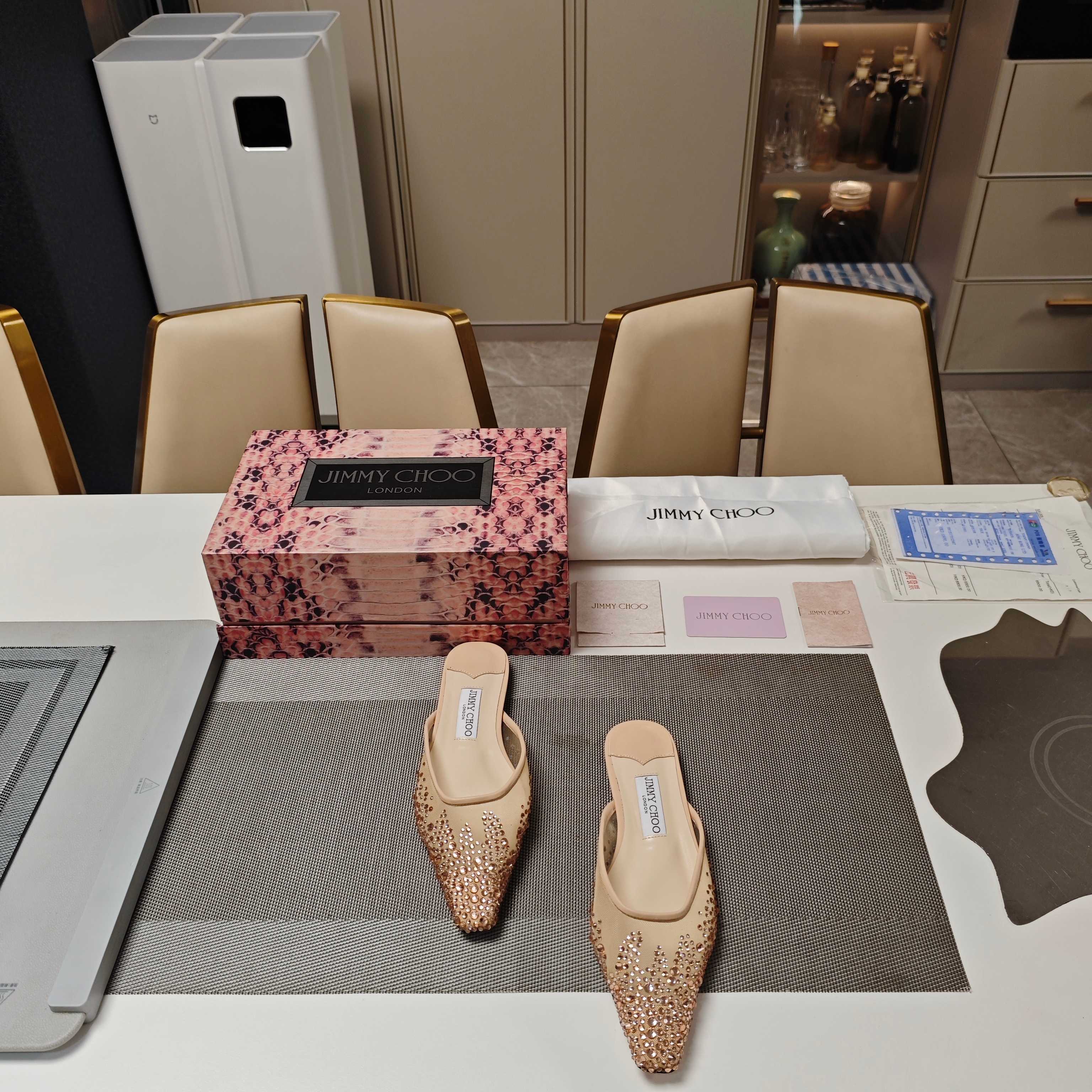 NO:259665,JlMMY CHOO Zhou Yangjie 2025 (counter 3D edge magnet box packaging) top version, low-end, no comparison. Modern shoes, new Galaxy romantic gradient crystal fairy sandal slippers, mesh perspective shoes series Flat-soled drag, high heel drag, unified price. Fashion foreign blogger 