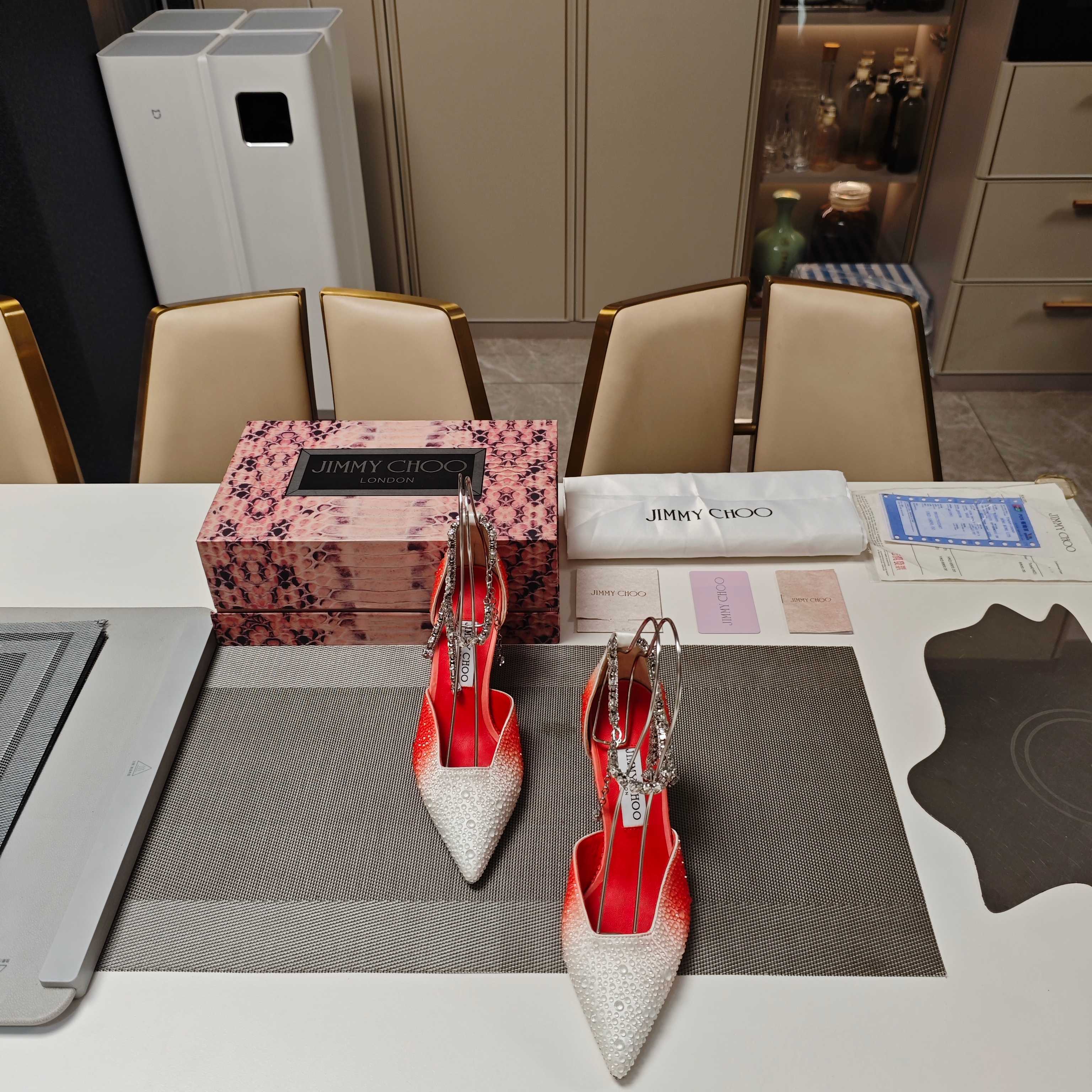 NO:265309,JlMMY CHOO Zhou Yangjie 5 (counter 3D edge magnet box packaging) top version, low-end, the most beautiful sandals in 25 years, square-mouth hollow diamond chain pointed sandal series. Crystal hot diamond style, the same style as the fashion foreign blogger 