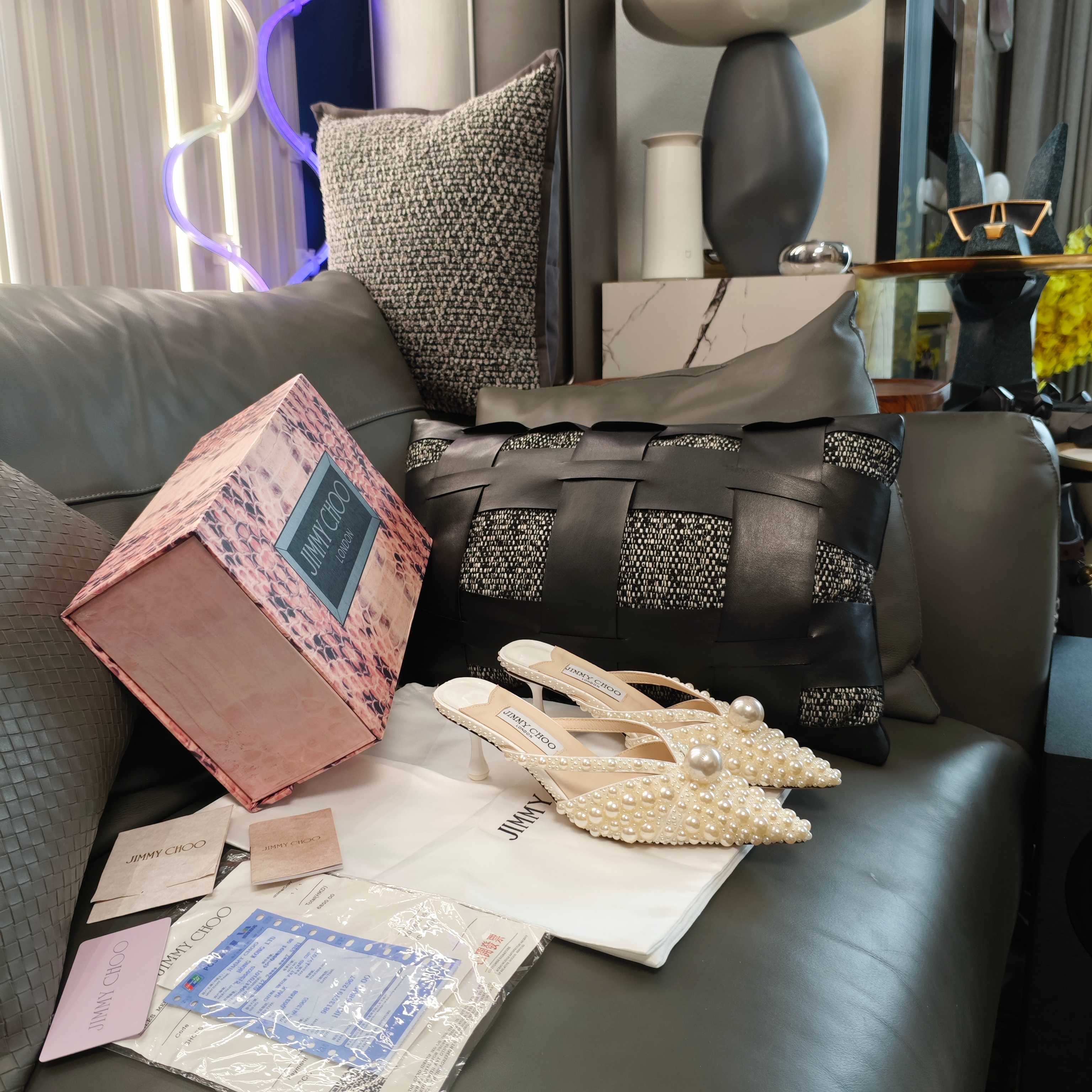 NO:265307,JlMMY CHOO Zhou Yangjie 2025 (3D snake pattern magnet box packaging for the counter) top version, low-end is not comparable. Modern shoes, this year Jimmy Week's most popular water drop cat heel series is coming, water droplet-shaped short heel, pointed toe personality fashionable gift belt decorated with pearl ball rear sandals, and large pearl ball decorated with pointed upper. 2025 live up to the spring. Wear Jimmy Choo to have a romantic season. All pearl styles. High-end real silk satin fabric and top layer cowhide, noble and elegant, paired with high-end water droplet short heel and sheepskin lining, full of temperament on the feet. High-end novel painted water drop heel, hurry out and capture the colorful spring. Any beauty wears this series of shoes to immediately show the delicate foot shape stretching from the toes to both sides, and sweet and tenderness blooms between the steps.  Elegant colors, with soft scenes, silk material and fashionable heels create a beautiful shoe, awakening a soft and exciting mood, and achieving a masterpiece. The relaxed attitude under the camera, softness and tenacity are inherently born. Include new favorites in the collection, bright and simple sandals with great color tension, monopolizing the favor of modern girls. Fashionable foreign bloggers, famous models, and internet celebrities from all walks of life, create unique, charming postures, and infinite personality sandals. Sexy pointed-toe shoe style, simple and atmospheric, retro modern or neat and clean solid colors, iconic heels shine with neat lines. Highlights are foolproof, and the stunning style is determined by you. The tough outline collides with passionate tones, shining with the beauty of personality contrast. Jimmy Choo  Inlay the round and luster on the toes to reflect the charm and brightness of your outfit every moment! It is shiny and charming, and easily touching Jimmy Choo 2025 Spring and Summer Series Slim Color Blooming, reflecting the daily style ——————————————————————————————————— Fabric silk satin and cowhide. Inner is top-quality lambskin. Outsole Italian 3-A cowhide sole. Heel height 4.5cm. Color: 4 colors. Code 35-39 (34 40 41 42 Customized, no return or replacement). Packaging and recognition, the new official upgraded version of magnet flip shoe box (three-color snake pattern 3D three-dimensional Jc logo packaging box) is unique in the country., high heels, jimmy choo, jimmy choo, sandals, high heels, cowhide, sheepskin, real  silk,silk fabric19860909JlMMY CHOO周仰杰2025(专柜限量款3D蛇纹磁铁盒包装)顶级版本,低端勿比. 摩登鞋履,今年吉米周最流行的水滴猫跟系列来袭,水滴形小矮跟,尖头个性时尚礼带饰珍珠球后空凉鞋,大珍珠球装饰尖形鞋面. 2025不负春光 穿上 Jimmy Choo 赴约浪漫季节 全珍珠款   高端的真丝绸缎面料和头层牛皮,高贵典雅,搭配上高档的水滴小矮跟与羊皮内衬,上脚气质满满. 高档新颖的烤漆水滴鞋跟,快步出门,去捕捉斑斓春意,任一美女穿上这一系列鞋子,即刻展现细腻的脚形由脚尖至两侧舒展,甜美柔情绽放于步履款款之间..  淡雅色系,调配柔和光景,真丝材料与时尚鞋跟共创出一款美美鞋履,唤醒柔软又雀跃的心绪随性即成就杰作,镜头下的轻松态度,柔美与坚韧,与生俱来.将新宠纳入珍藏,鲜明而简约,极具色彩张力的凉鞋,独揽摩登女郎的青睐.  时尚国外博主、著名模特、各界名媛网红同款潮鞋,打造出与众不同、流转迷人姿态、风情无限个性凉鞋. 性感的尖头鞋型,简约大气,复古摩登或是利落干净的纯色,标志性跟鞋,以利落线条串联点点闪耀.高光时刻万无一失,斐然风采由你决定硬朗轮廓碰撞热情色调,闪耀出个性反差之美. Jimmy Choo 将圆润光泽镶嵌于足尖 为你的穿搭映亮魅力,璀璨每刻! 莹润动人,轻易动心 Jimmy Choo 2025春夏系列 纤彩绽放,映亮每日风采 ————————————— 面料真丝绸缎与牛皮. 内料上等小羊皮. 大底意大利三A级牛皮底. 跟高4.5cm. 配色: 4色. 配码35－39（34 40 41 42定做不退不换）. 包装认清全新官方升级版磁铁翻盖鞋盒（三色蛇纹3D立体Jc标识包装盒）全国独家绝无仅有.,高跟鞋,jimmy choo,jimmy choo,sandals,high heels,cowhide,sheepskin,real silk,silk fabric,Women's Shoes