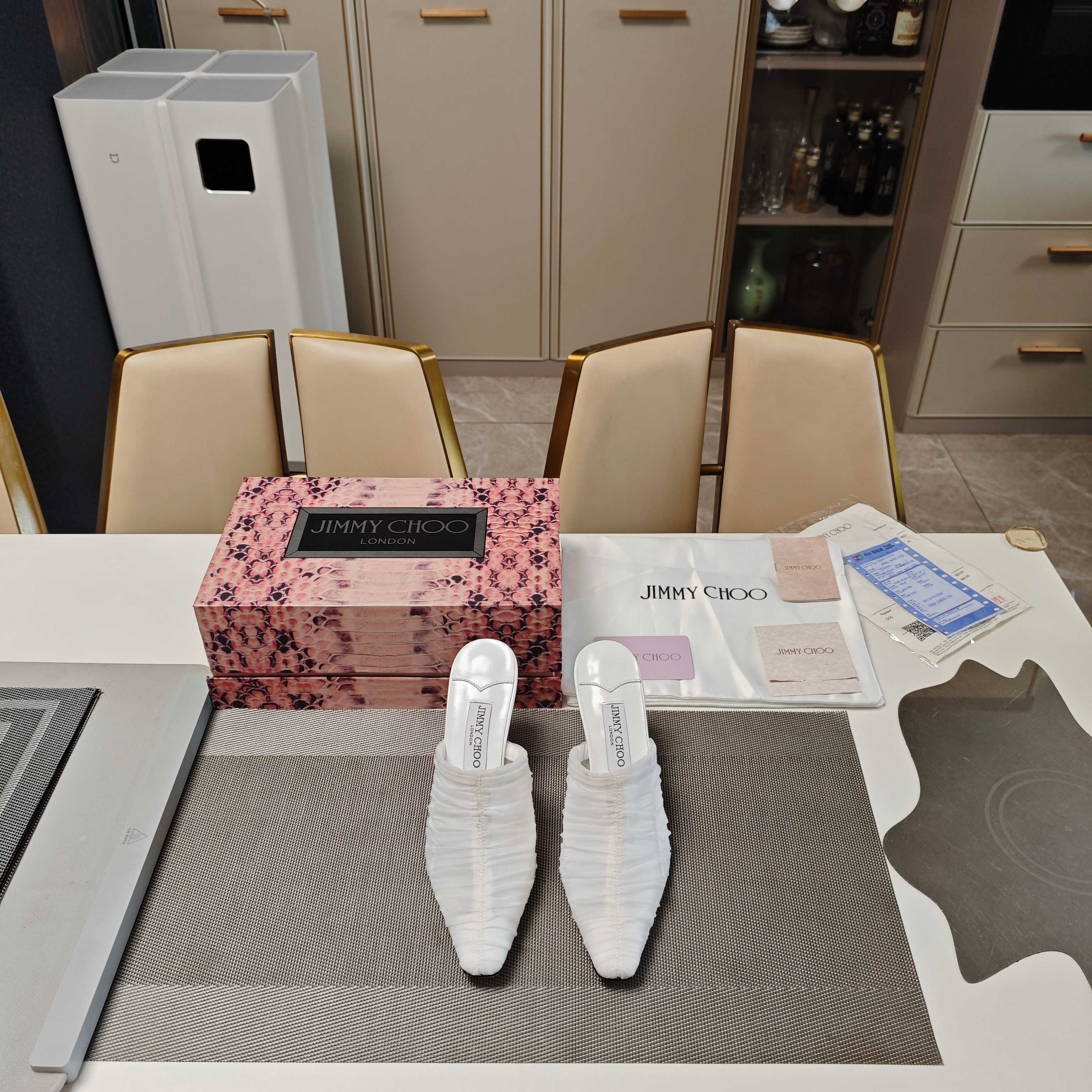 NO:265303,JlMMY CHOO Zhou Yangjie 2025 (counter 3D edge magnet box packaging) top version, low-end no comparison. Modern shoes, new Galaxy romantic tulle fairy back empty slippers, mesh perspective shoes series ¨The counter new goddess sexy high heels personalized sandals. Fashion foreign blogger 