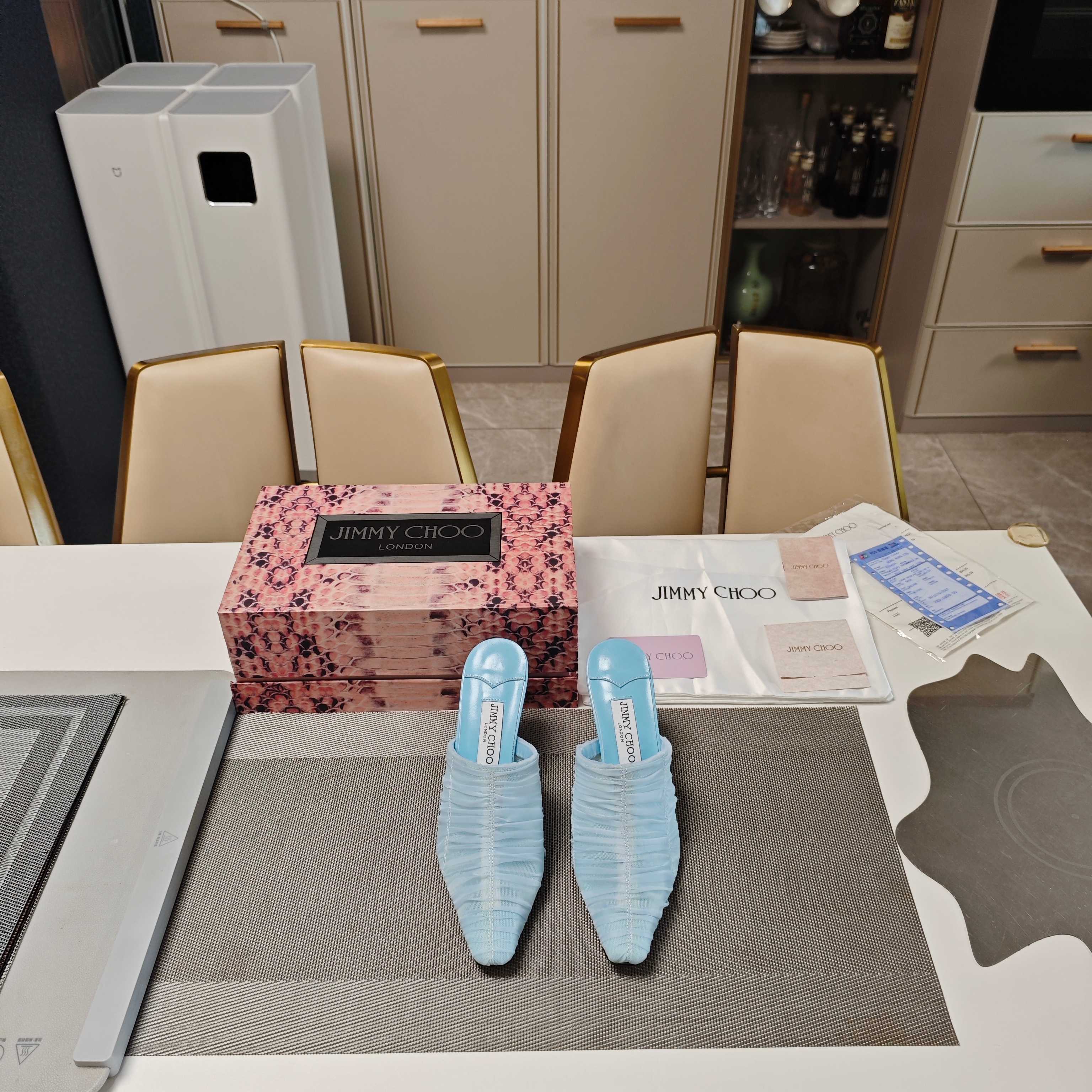 NO:265320,JlMMY CHOO Zhou Yangjie 2025 (counter 3D edge magnet box packaging) top version, low-end no comparison. Modern shoes, new Galaxy romantic tulle fairy back empty slippers, mesh perspective shoes series ¨The counter new goddess sexy high heels personalized sandals. Fashion foreign blogger 