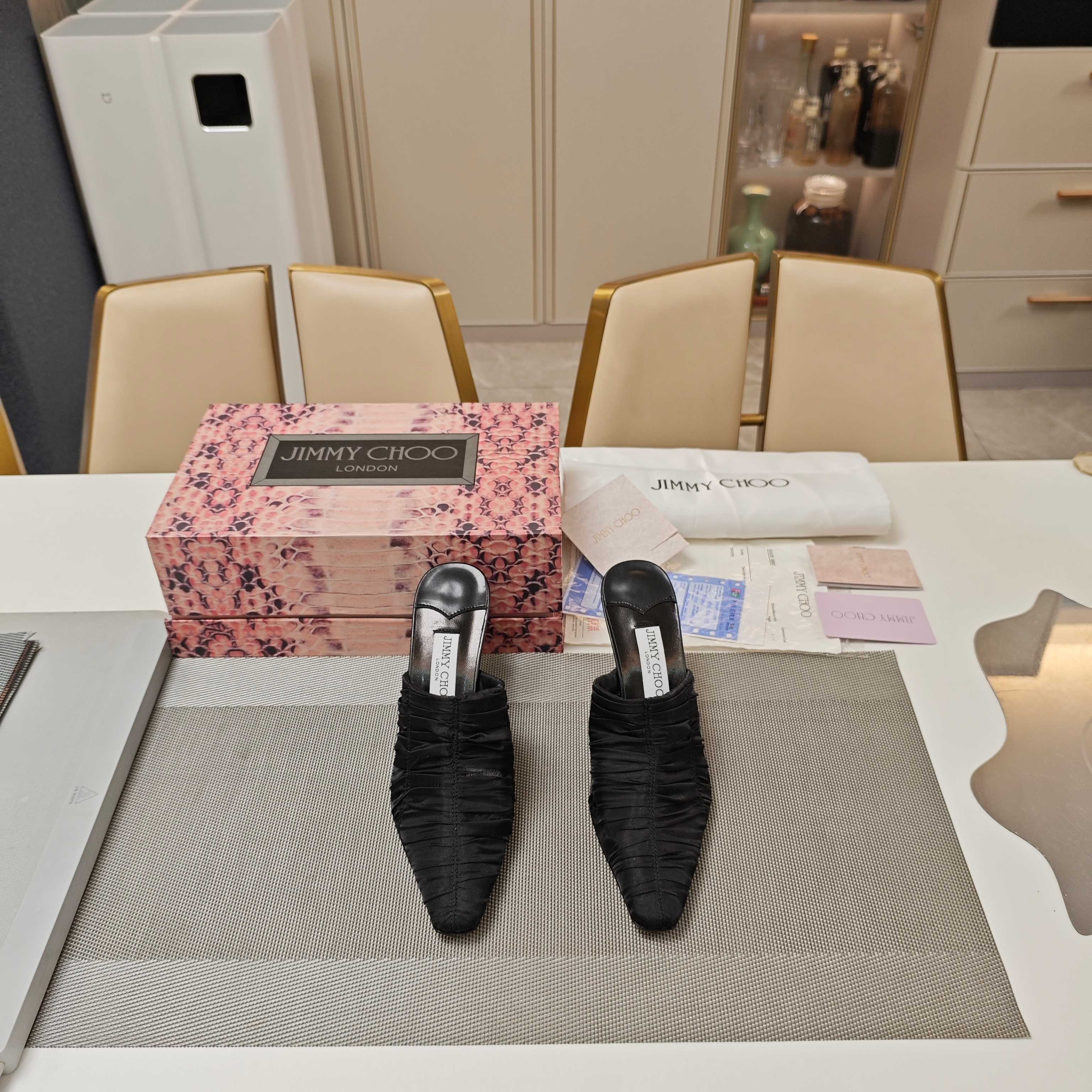 NO:788291,JlMMY CHOO Jimmy Choo 2025 (counter model 3D grid magnet box packaging) top version, low-end no comparison. Modern shoes, new galaxy romantic tulle fairy queen empty toe slippers, mesh see-through shoe series  ¨The new model of goddess sexy high-heeled shoes and personalized sandals in the counter. Fashionable foreign blogger 'Karen Wazen' has the same street style beautiful shoes. The counter has been focusing on the most beautiful tulle perspective series for 25 years. It is an exclusive and versatile item engraved with the name of the goddess and fairy. The mesh and diamond chain echo each other, sexy, cool, luxurious and high-end!  The style is bold and unique, fashionable and grand. It is perfect for street photography, allowing you to make blockbusters in seconds. Gradient tulle decoration and wrinkle technology, high heels that appear like shadows, the iconic high heels of the LOVE series, eye-catching and personalized pointed toes, higher vamp openings, larger bag area, elegant and unique, made in Italy, elegant and beautiful wedding shoes. ·See-through tulle·Photos taken on the feet will instantly get you likes, the style changes with the lens, and Jimmy  Choo left perfect street photos together. The same style of street photos of fashion foreign blogger 'KarenWazen', the latest series of casual women's shoes in the counter, exclusive versatile items for goddesses and fairies, sexy, cool, luxurious and high-end!  The shape is bold and unique, fashionable and elegant. The must-have sandals in 2025 create unique sandals with charming posture and unlimited style. Jimmy Choo 2025 Spring and Summer Series Stunning reunion, elegant encounter The beauty of collision is about to come in a dream ———————————— Fabric see-through tulle wrinkle + cowhide Inner material: premium lambskin Outsole Italian triple-A grade cowhide sole Heel height 8.5cm Color: Four colors in total  Matching code 35-39 (34 40 41 42 43 customized, non-returnable, non-exchangeable, high heels, jimmy choo, sandals, high heels, slippers, cowhide, sheepskin19860909JlMMY CHOO周仰杰2025(专柜款3D棱格磁铁盒包装)顶级版本,低端勿比. 摩登鞋履,新款星河浪漫薄纱仙女后空包头拖鞋,网纱透视鞋系列   ¨专柜新款女神性感高跟鞋个性凉鞋系.时尚国外博主“KarenWazen”同款街拍美鞋,25年专柜主打最美薄纱透视系列,刻着女神仙女名字的专属百搭单品,网纱与钻链交相呼应,性感清冷奢华又高级！ 造型大胆别致,时髦大气.满分街拍,让你分分秒秒出大片.  渐变薄纱装饰车皱工艺,若影若现的高跟鞋,LOVE系列标志款高跟鞋,吸睛个性尖头,鞋面开口较高,包面面积更大,优雅别致,意大利制作,优雅靓丽的婚鞋之选. ·透视薄纱·上脚拍图即刻让你占领点赞,风格千变镜头相随,与Jimmy Choo一起留下满分街拍.  时尚国外博主“KarenWazen”同款街拍美鞋,专柜最新便装女鞋系列,女神仙女的专属百搭单品,性感清冷奢华又高级！ 造型大胆别致,时髦大气. 2025必备凉鞋,打造出与众不同、流转迷人姿态、风情无限个性凉鞋. Jimmy Choo 2025春夏系列 重逢惊艳,优雅邂逅 碰撞之美即将驭梦而来 ————————————— 面料透视薄纱车皱+牛皮 内料上等小羊皮 大底意大利三A级牛皮底 跟高8.5cm 配色: 共四色 配码35－39（34 40 41 42 43定做不退不换,高跟鞋,jimmy choo,sandals,high heels,slippers,cowhide,sheepskin,Women's Shoes