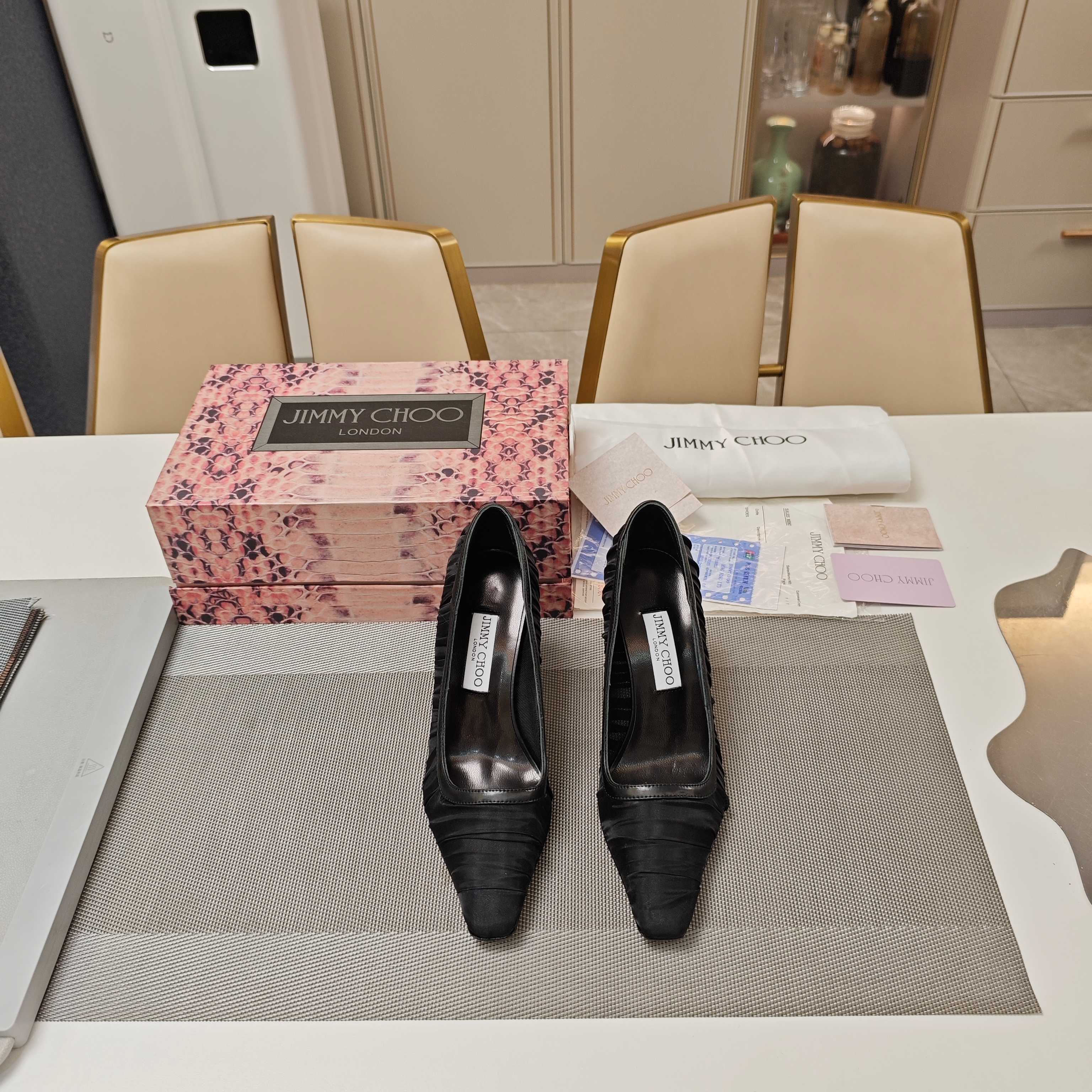 נעלי עקב שחורות משיפון ג'ימי צ'ו - קולקציית 2025, מראה אלגנטי ויוקרתי