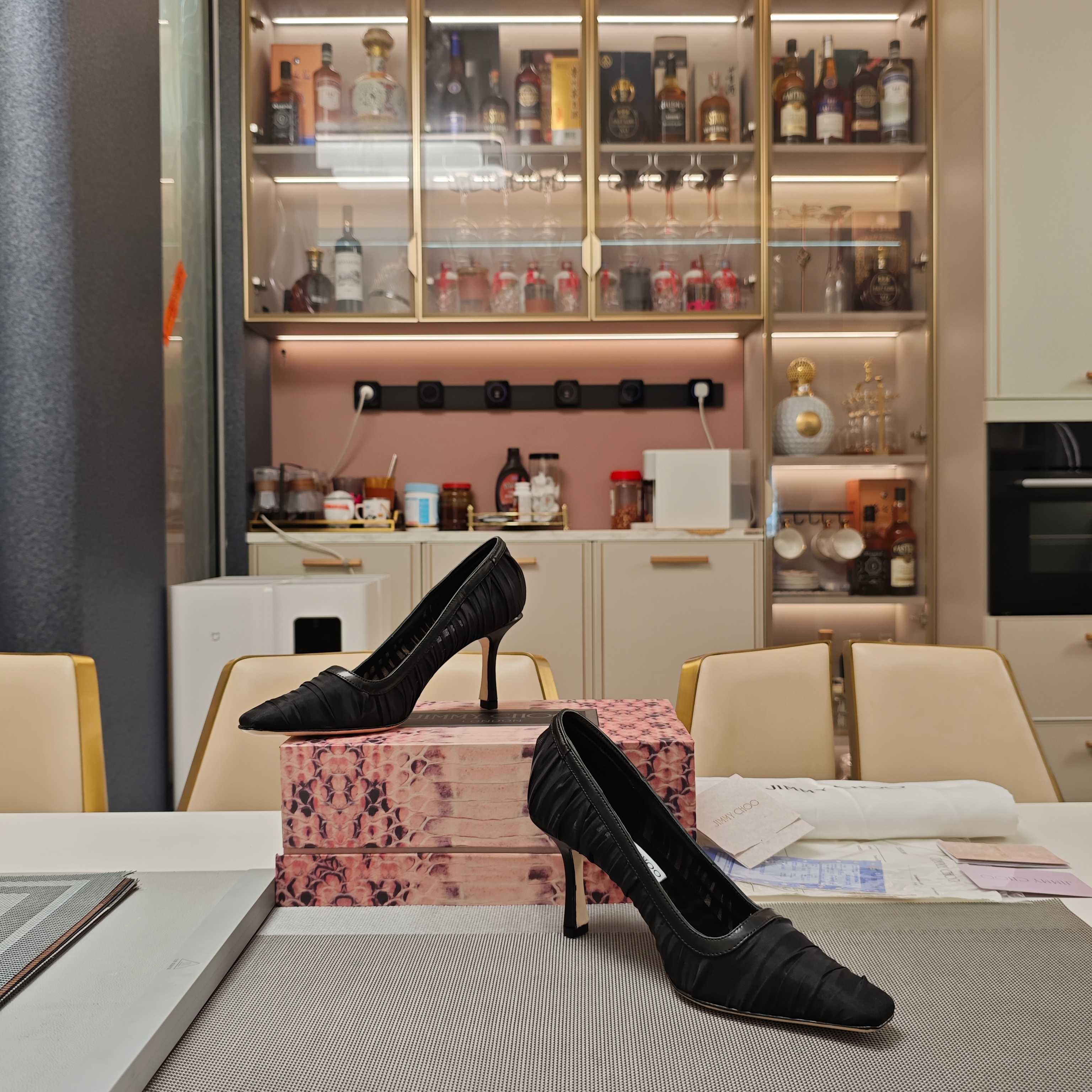 נעלי עקב שחורות משיפון ג'ימי צ'ו - קולקציית 2025, מראה אלגנטי ויוקרתי 5 a1747641825079 8201