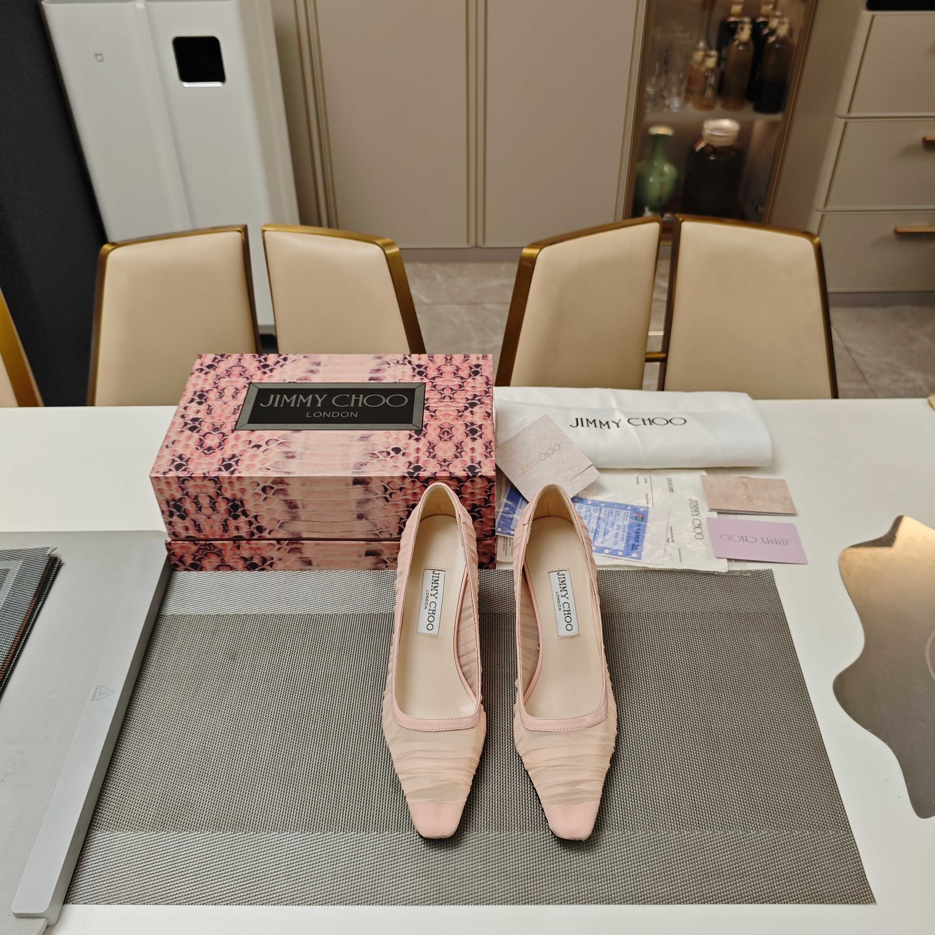 حذاء Jimmy Choo النسائي الأنيق لموسم ربيع وصيف 2025 بتصميم شبكي فاخر