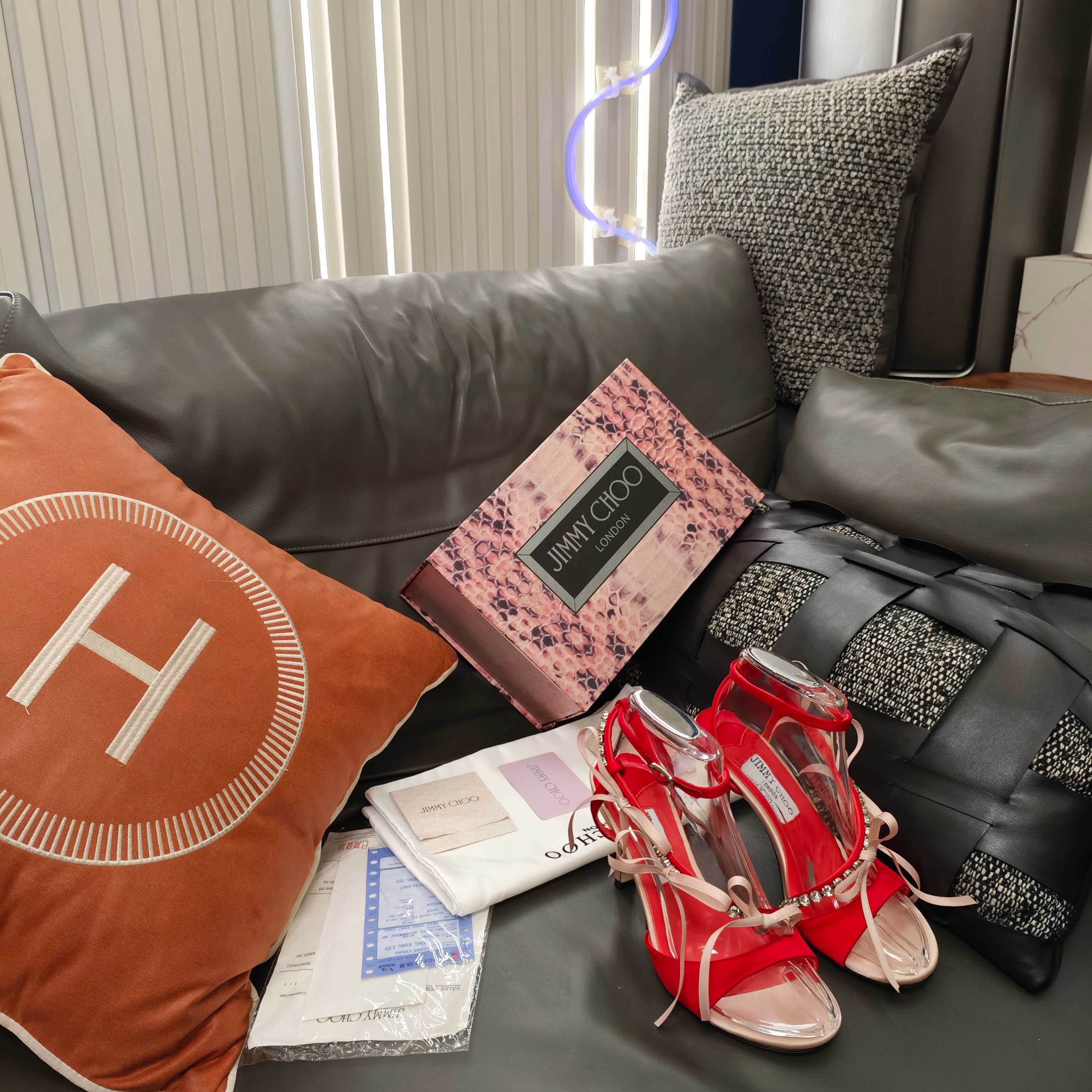 NO:653155,JlMMY CHOO Jimmy Choo 6 (counter 24 models 3D snake pattern magnet box packaging) top version, low-end can not be compared. Modern shoes, street photography artifact SAE crystal chain small webbing bow decorated high-heeled sandals, the latest spring style, jewelery series. Gemstone diamond chain diagonal bow decorated open-toe sandals, debut on the screen, let you sway!  Buckle closure ankle strap · Round toe · Open toe · Stiletto heel · Heel height: 100 cm/3.7 inches · Made in Italy!    Opening up the new atmosphere of the 2026 New Year, JC chose super high-cost metallic silver film leather, gold film leather, and silk fabrics to make the uppers, and the Swarovski gemstone diamond chain trimmings set off the low-key and fashionable evening style. The gems embellish the toe strap, exuding a beautiful halo. Overturning the girl's dream, achieving a fairy-like temperament. Femininity and perseverance coexist, and every frame of romantic and charming beauty starts from the toes!  Walking in the city, slowing down time, following the stars, walking with wind, let JlMMY CHOO pave the dazzling scenery for you. Confident charm pours into the sparkling and gorgeous unique style. Enjoy the shining moment in the jewelry series!  Jimmy Choo 2026 Spring and Summer Series Amazing reunion, elegant encounter, the beauty of collision is about to come in a dream —————————— Fabrics: metallic silver foil leather, golden foil leather, silk fabrics. Interior material: high-quality lambskin. Outsole Italian triple-A grade cowhide sole. Heel height 10cm. Color: 4 colors available. Matching code 35-39 (34 40 41 is custom-made and cannot be returned or exchanged)  Recognize the brand new official upgraded version of the magnet clamshell shoe box (three-color snake pattern 3D three-dimensional Jc logo packaging box), which is unique in the country. High heels, jimmy choo, swarovski, sandals, high heels, cowhide, sheepskin, real silk19860909JlMMY CHOO周仰杰6(专柜24款3D蛇纹磁铁盒包装)顶级版本,低端勿比.摩登鞋履,街拍神器SAE水晶链小织带蝴蝶结装饰高跟凉鞋 最新春款,珠光宝气系列.宝石钻链斜带蝴蝶结装饰露趾凉鞋,初登银幕,让你摇曳生姿！鞋扣开合足踝绑带·圆头·露趾·细高跟·鞋跟高度:100厘米/3.7英寸·意大利制造！   打开2026新春新气息,JC选用了超强报费率的金属银色贴膜皮、金色贴膜皮、真丝面料制作鞋面,施华洛世奇宝石钻链饰边, 衬托低调时髦的晚装造型.宝石点缀鞋头一字带,散发唯美光晕.打翻少女梦境,成就仙女般的气质.柔美与坚毅并存,每一帧浪漫迷人的美态,皆始于足尖！漫步都市,放缓时光,星光相随,步履生风,让 JlMMY CHOO为你铺就璀璨风景. 自信魅力倾注闪烁华丽的独到风格 在珠光宝气系列中 尽情享受闪耀时刻！ Jimmy Choo 2026春夏系列 重逢惊艳,优雅邂逅 碰撞之美即将驭梦而来 ————————————— 面料金属银色贴膜皮、金色贴膜皮、真丝面料. 内料上等小羊皮 大底意大利三A级牛皮底 跟高10cm 配色: 4色全齐. 配码35－39（34 40 41定做不退不换） 包装认清全新官方升级版磁铁翻盖鞋盒（三色蛇纹3D立体Jc标识包装盒）全国独家绝无仅有.,高跟鞋,jimmy choo,swarovski,sandals,high heels,cowhide,sheepskin,real silk,Women's Shoes