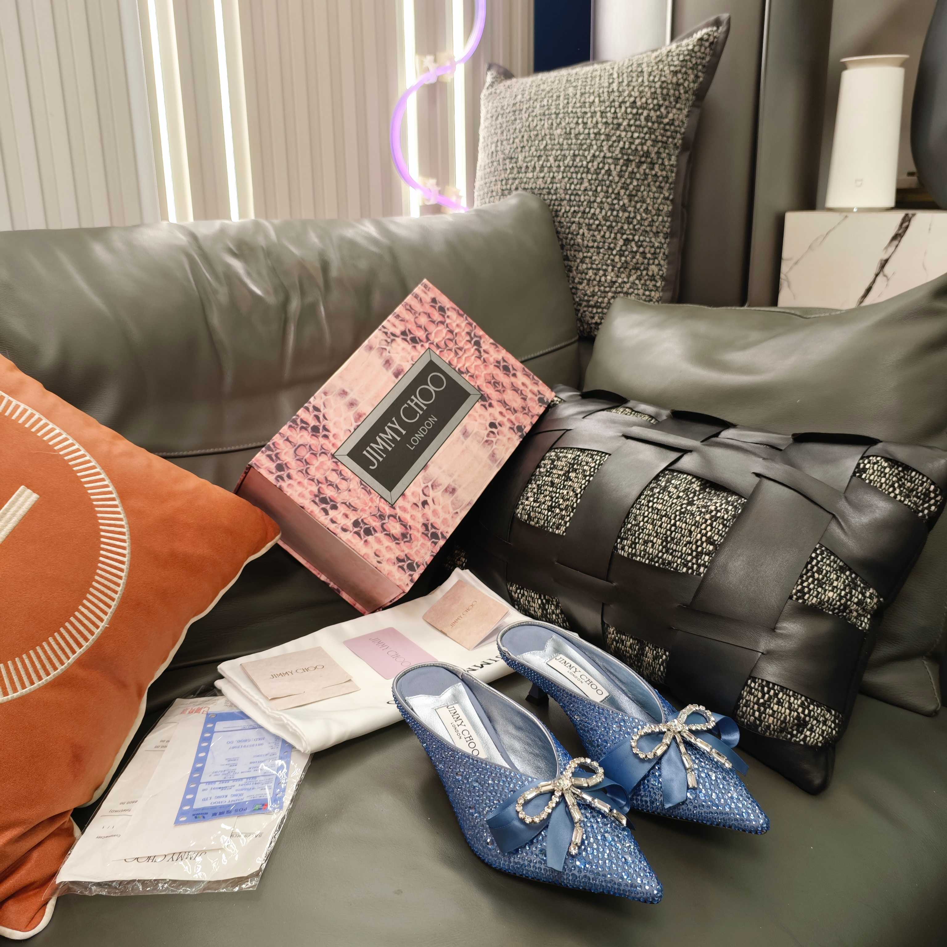 NO:653163,2026 new third-generation Cinderella bow glass-decorated crystal slippers. JlMMY CHOO Jimmy Choo 6 high-end upgraded version (packaged in 3D snake pattern magnet box at the counter) new generation of Cinderella cool crystal slippers that are so beautiful that they cry. The official new upgraded 'bow-tie glass decoration' with ribbon bow, purely hand-sewn, high-end version of summer wedding slippers. (Official limited edition 4 colors are on the market, 'Treasure of Physical Stores', another classic hit.)  The high-end version of the new face diamond 'bow glass decoration' is decorated with ribbon bow decoration, and there is also 100% Swarovski crystal hot diamond, the top version. Sexy pointed shoe shape, simple and elegant, retro and modern or neat and clean solid color, iconic heels, with neat lines connecting the dots to shine. The highlight moment is foolproof, and the brilliant style is up to you. The tough outline collides with the passionate tones, shining out the beauty of personality contrast.  The new version of the crystal slippers (the body of the shoe is made of the most sparkling large Australian diamonds in the counter version, which is more sparkling than Swarovski. The new version of the ''bow glass decoration' with ribbon bow' crystal glass flower head is sewn one by one by hand, completely consistent with the counter.) Official 4.5Cm cat heel height.  Every girl must have a pair of crystal shoes in her life. Jimmy Choo's shoes are completely customized according to her dream glass shoes. So far, no other design has been found in the world that surpasses it. The design of the toe is a flower blooming in the ice. The upper is inlaid with 5,000 Swarovski crystals. The crystals of different sizes look extremely dazzling under the refraction of the light!  As Jimmy Choo's queen-level treasure, it can be said that crystal shoes are the most popular. —————————————— A pair of Frozen shoes, no words can express my love for them. No matter it is a wedding, party, nightclub, date or other occasions, any beauty who puts on these shoes will immediately show the delicate folds stretching from the toes to the sides, and the sweet tenderness blooms in the steps, making you full of fairy flavor and full of happiness!  2026 The fabric is silk satin and cowhide. The lining is made of fine lambskin. The outsole is made of Italian triple-A cowhide leather. The heel height is 4.5cm. Color matching: 4 colors. Matching code 35-39 (34 40 41 42 is custom-made and non-returnable and non-exchangeable). The packaging is brand new and the official upgraded version of the magnet clamshell shoe box (three-color snake pattern 3D three-dimensional Jc logo packaging box) is unique in the country..., high heels, jimmy  choo,swarovski,high heels,slippers,cowhide,sheepskin,real silk,silk fabric198609092026新款第三代灰姑娘蝴蝶结玻璃饰水晶拖鞋. JlMMY CHOO周仰杰6高配升级版(专柜24款3D蛇纹磁铁盒包装)新一代美到哭的灰姑凉水晶拖鞋.官方全新升级“蝴蝶结玻璃饰”搭配织带蝴蝶结,纯手工缝制,夏季高端版本婚礼拖鞋.（官方限量4色上市,《实体镇店之宝》,又一成就经典的爆款.） 高配版新面钻“蝴蝶结玻璃饰”搭配织带蝴蝶结装饰,还有％百分之百的施华洛世奇水晶烫钻,顶级版本.性感的尖头鞋型,简约大气,复古摩登或是利落干净的纯色,标志性跟鞋,以利落线条串联点点闪耀.高光时刻万无一失,斐然风采由你决定硬朗轮廓碰撞热情色调,闪耀出个性反差之美.  新版水晶拖鞋（鞋身采用专柜版最闪的大颗粒澳钻,比施华洛世奇更加超级闪耀,新版的““蝴蝶结玻璃饰”搭配织带蝴蝶结”水晶玻璃花头,纯手工一颗颗缝制,完全与专柜一致.） 官方4.5Cm 猫跟高度. 每个女孩一生都必须拥有一双水晶鞋,周仰杰这款完全是按照梦想中的水晶鞋而定制,至今于全球没有发现有任何超越它的设计,鞋头的设计是冰地中绽放的花朵,鞋面由5000颗施华洛世奇水晶镶嵌而成,大小不一的水晶在灯光的折射下显得无比耀眼夺目！作为吉米周女王级别的镇店之宝,可以说水晶鞋当仁不让了. —————————————— 一双冰雪奇缘的制造,任何语言都无法表达我对它的爱,不管是婚礼、派对、夜店、约会等场合任一美女穿上这双鞋子,即刻展现细腻的褶皱由脚尖至两侧舒展,甜美柔情绽放于步履款款之间,让您仙女味十足,幸福感满满！ 2026 面料真丝绸缎与牛皮. 内料上等小羊皮. 大底意大利三A级牛皮底. 跟高4.5cm. 配色: 4色. 配码35－39（34 40 41 42定做不退不换）. 包装认清全新官方升级版磁铁翻盖鞋盒（三色蛇纹3D立体Jc标识包装盒）全国独家绝无仅有..,高跟鞋,jimmy choo,swarovski,high heels,slippers,cowhide,sheepskin,real silk,silk fabric,Women's Shoes