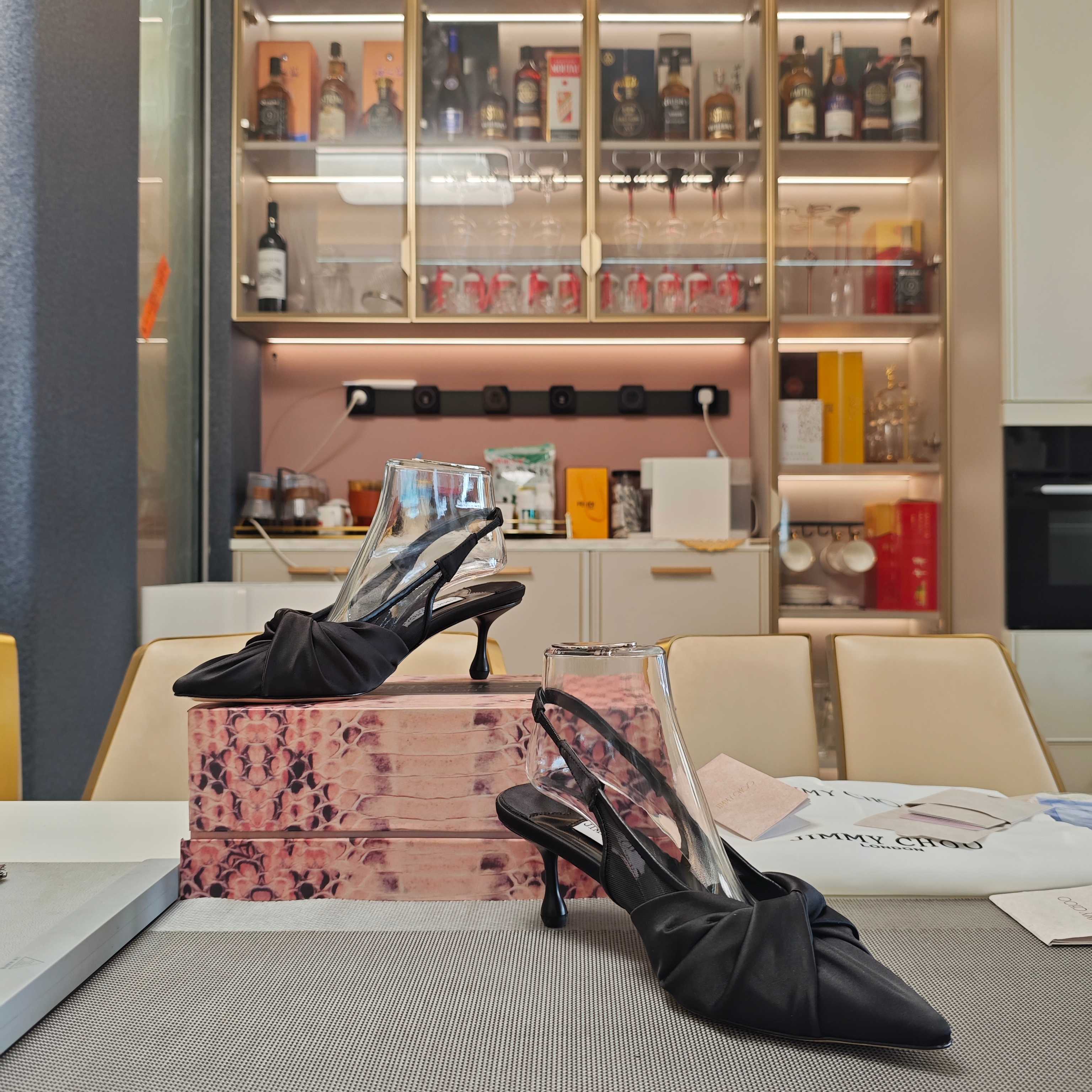Jimmy Choo JlMMY CHOO周仰杰2026𝐬𝐬( 限量款3D蛇纹磁铁盒包装) ，低端勿比