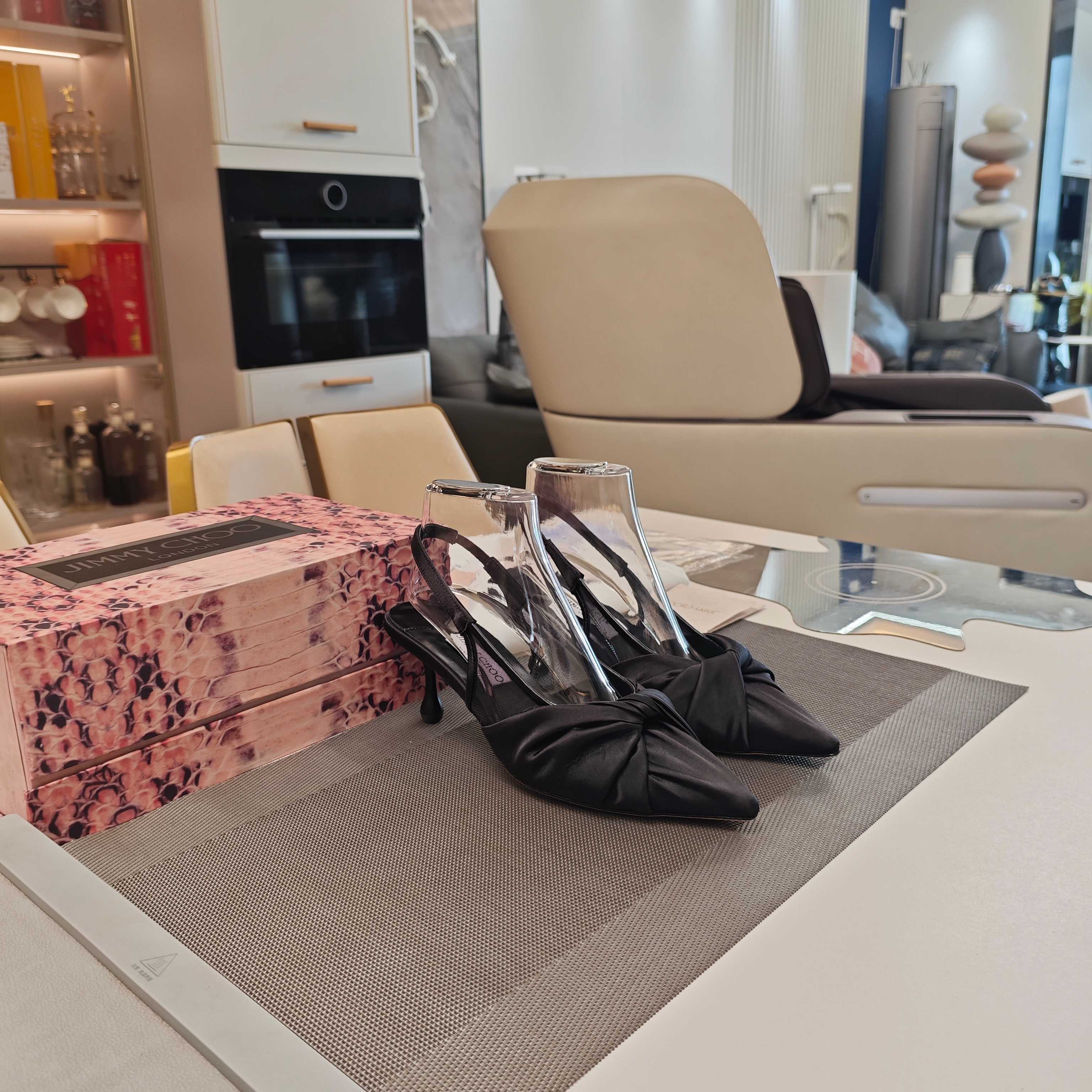 Jimmy Choo JlMMY CHOO周仰杰2026𝐬𝐬( 限量款3D蛇纹磁铁盒包装) ，低端勿比
